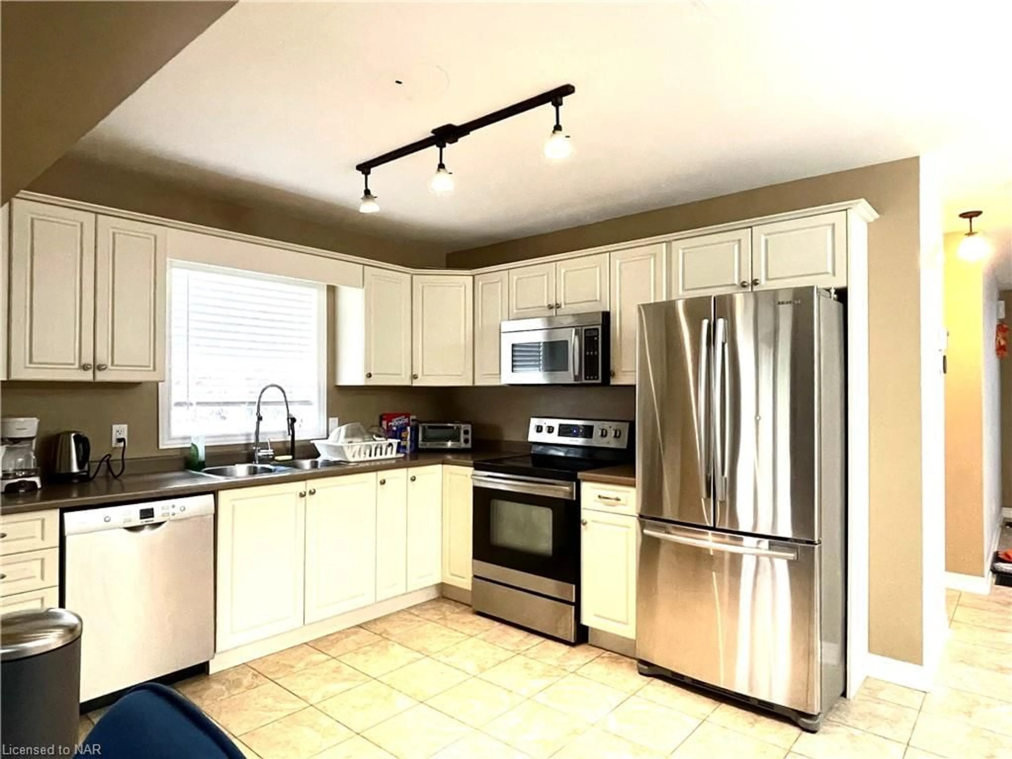 Standard kitchen, wood floors for 6877 Ailanthus Ave, Niagara Falls Ontario L2G 4C6