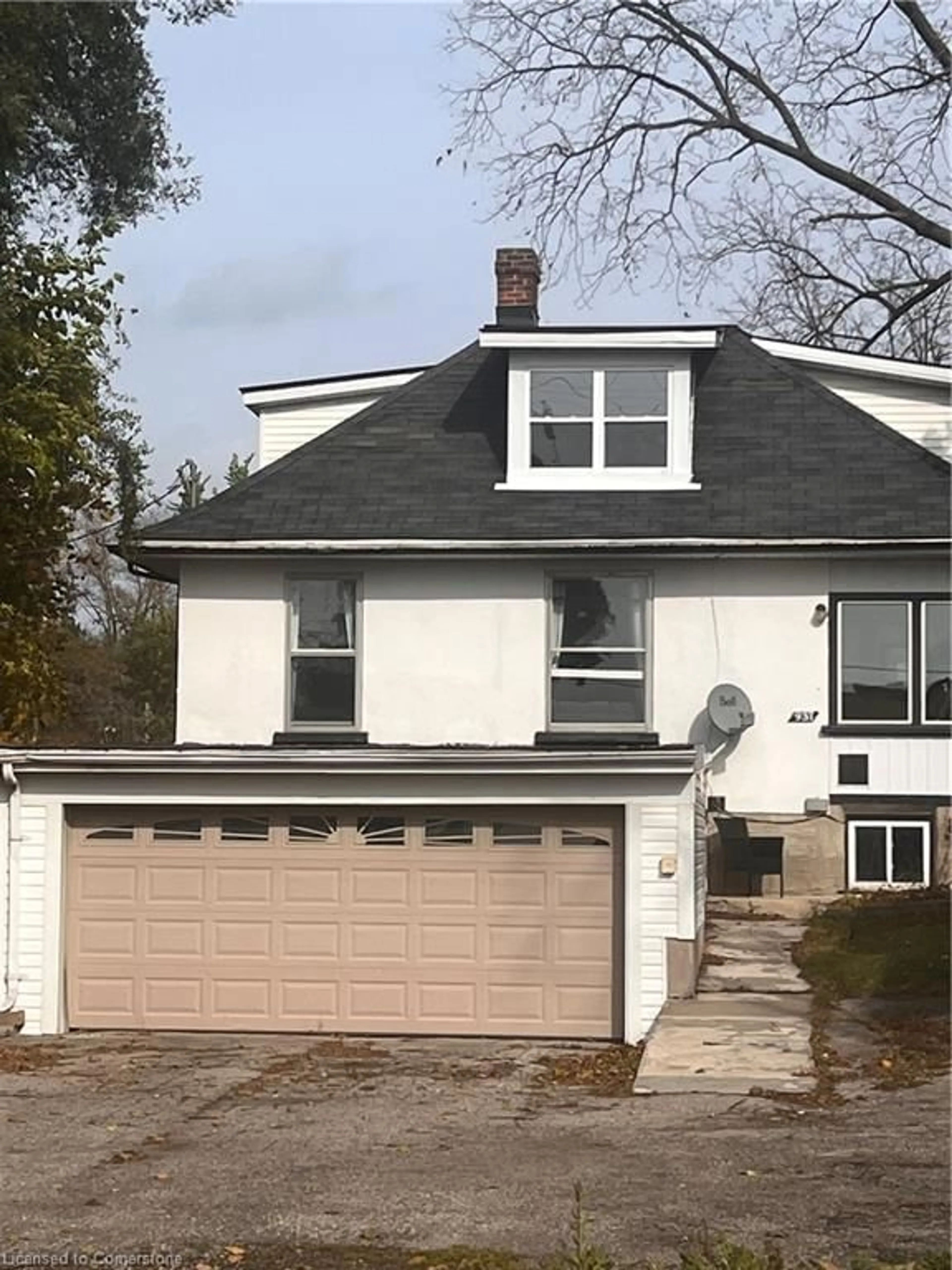 Frontside or backside of a home, cottage for 937 Duke St, Cambridge Ontario N3H 3V1