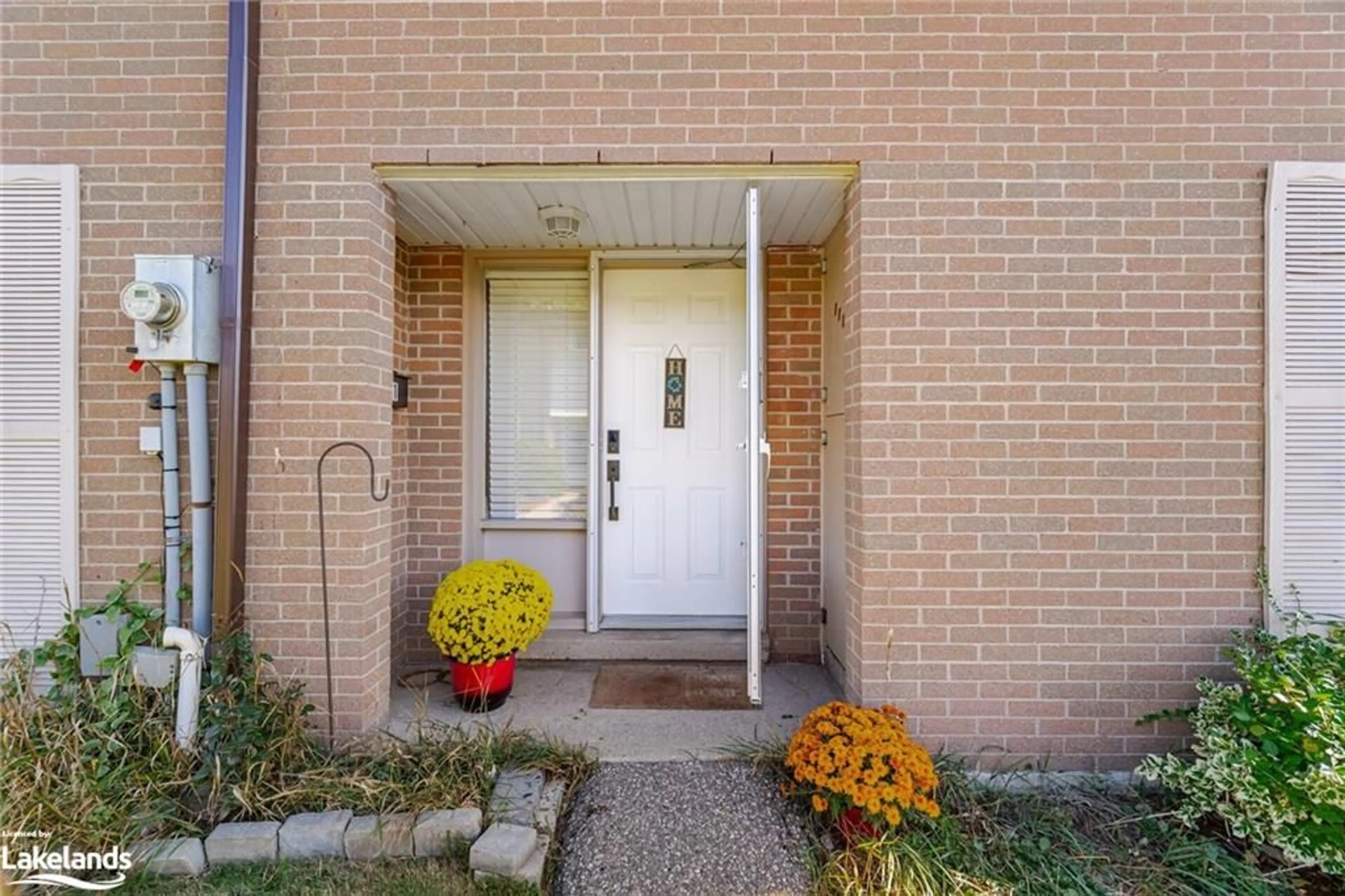 Indoor entryway, carpet floors for 427 Victoria Rd #B11, Guelph Ontario N1E 3M2