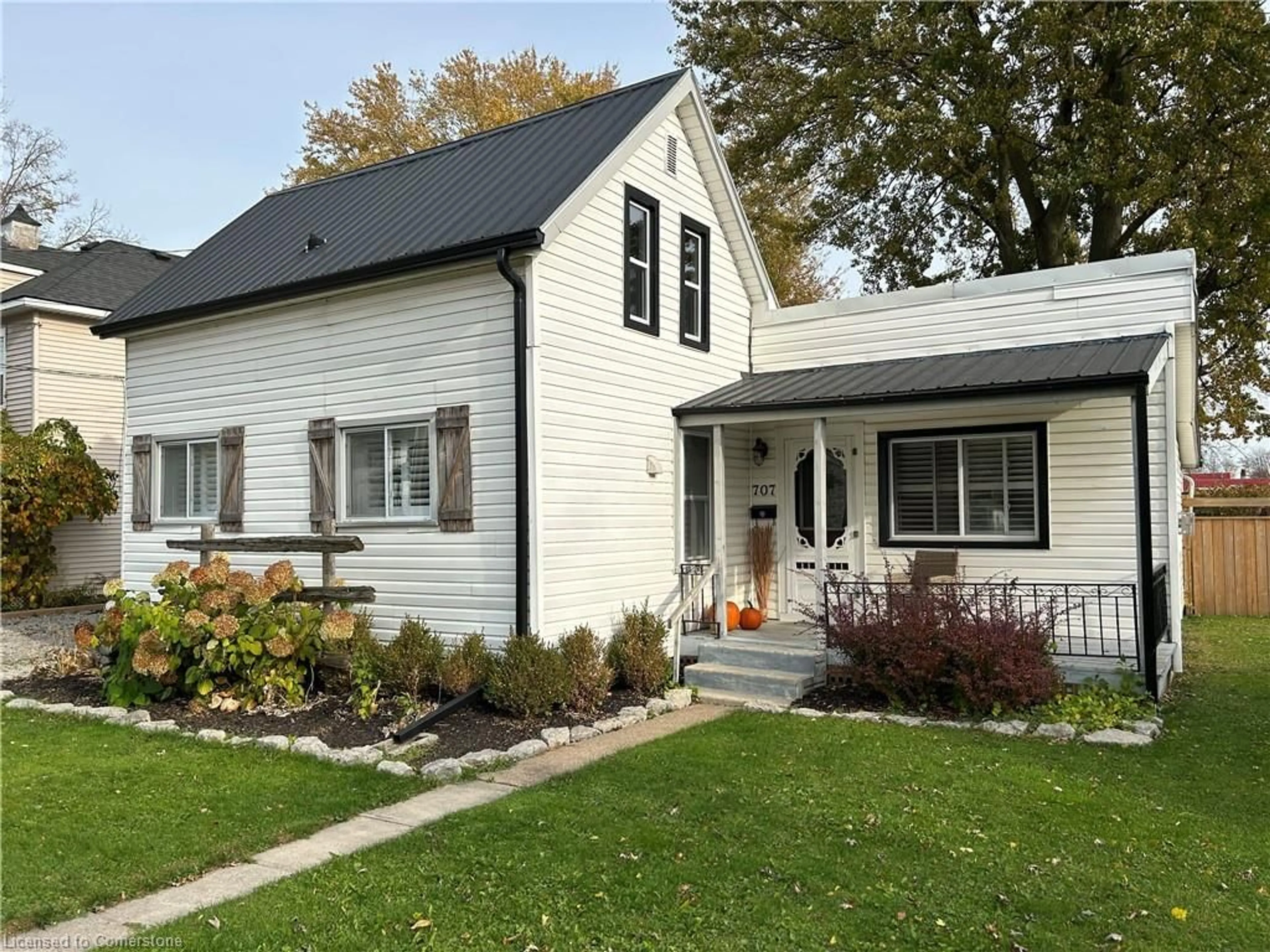 Home with vinyl exterior material for 707 Tamarac St, Dunnville Ontario N1A 2E3