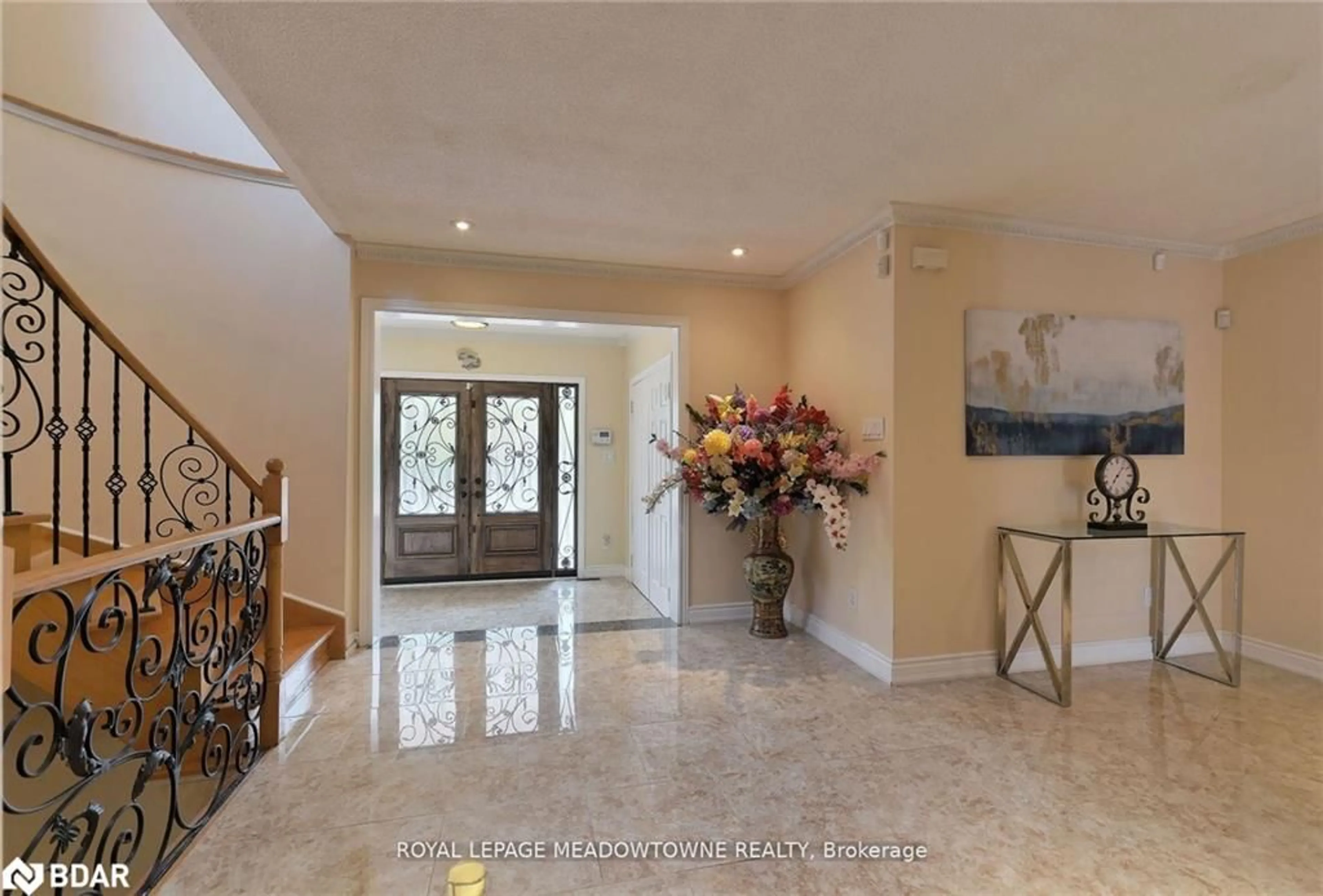 Indoor foyer, wood floors for 2857 Termini Terr, Mississauga Ontario L5M 5S3