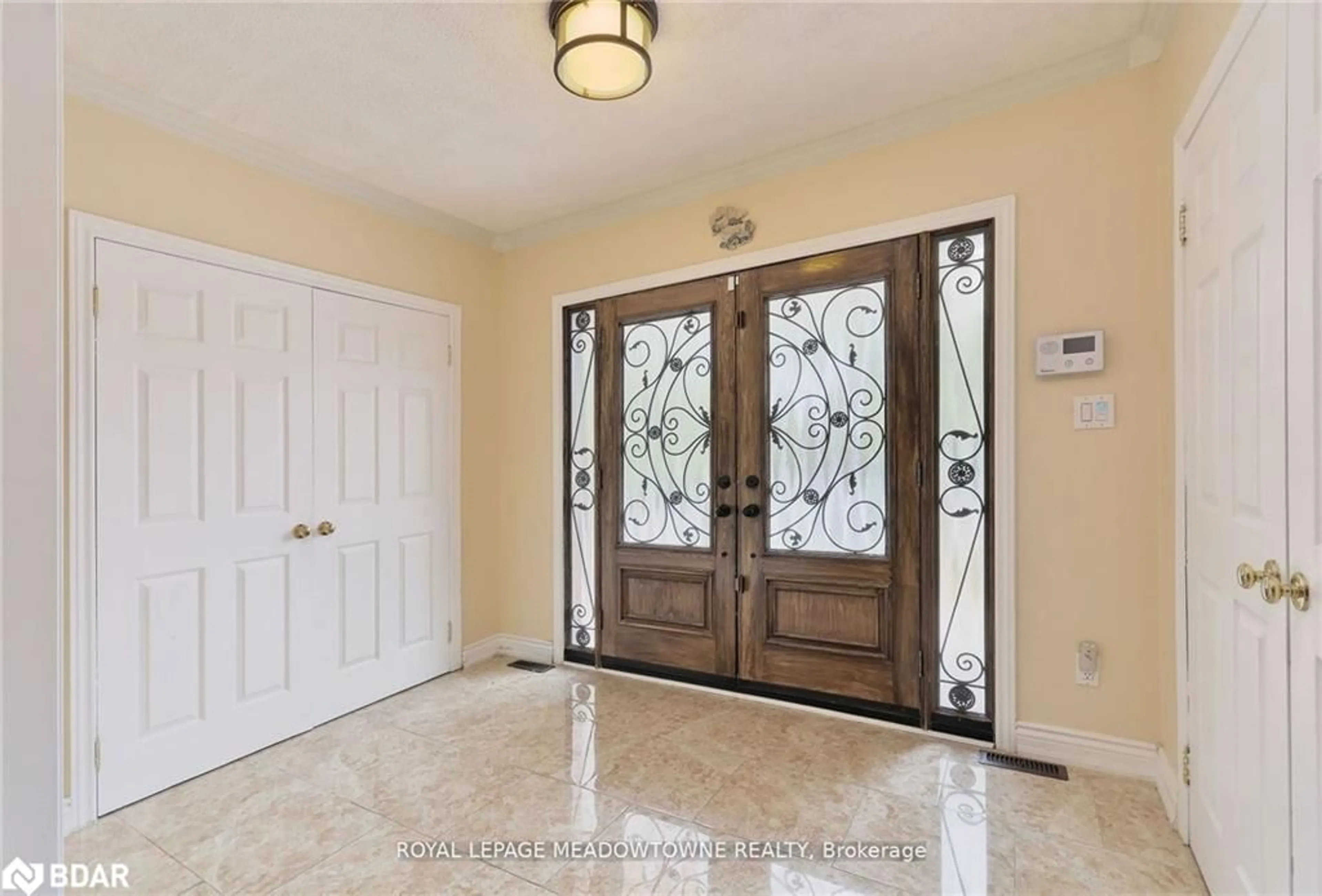 Indoor entryway, wood floors for 2857 Termini Terr, Mississauga Ontario L5M 5S3