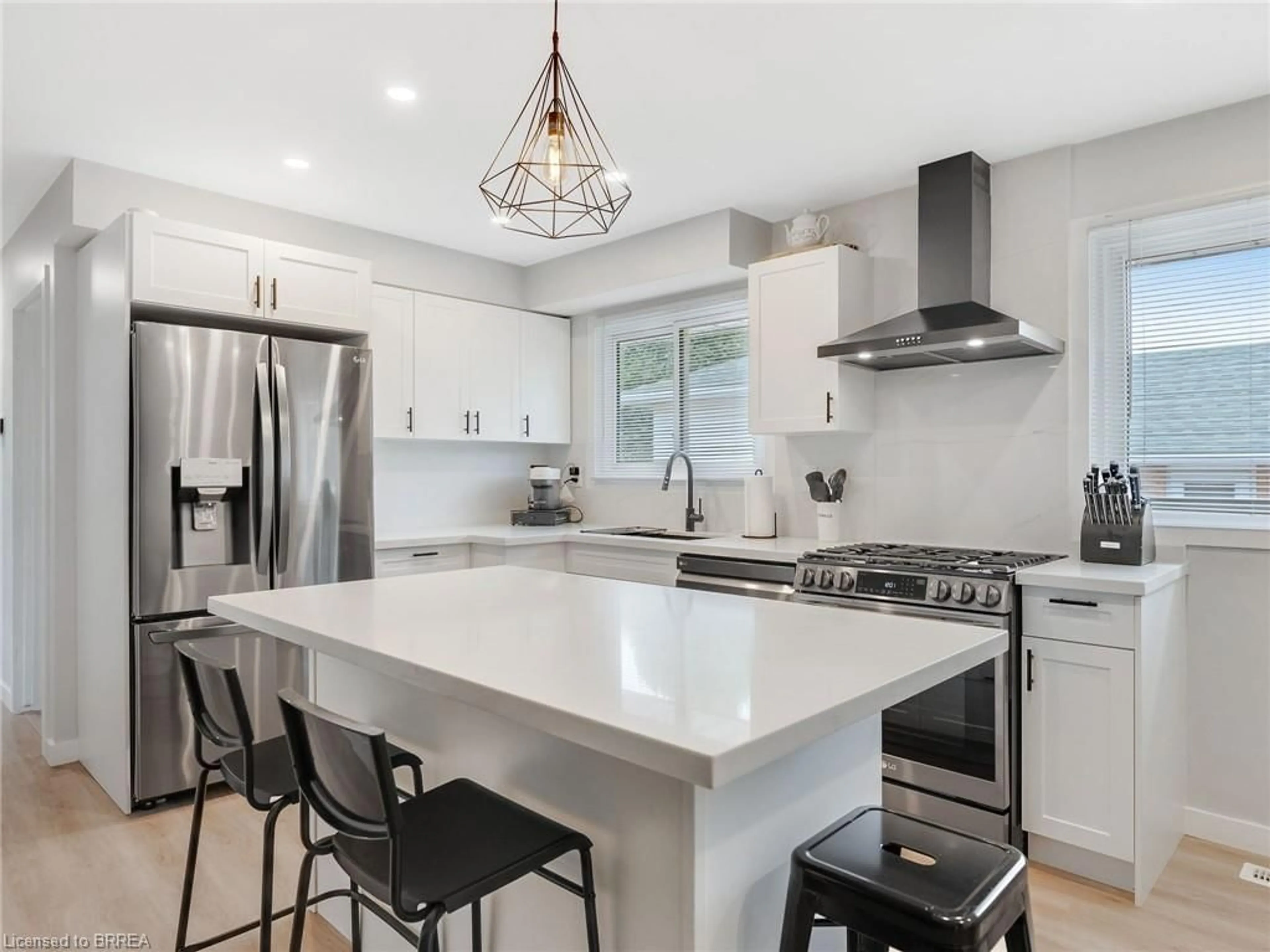 Open concept kitchen for 48 Palm Cres, Brantford Ontario N3R 5G2