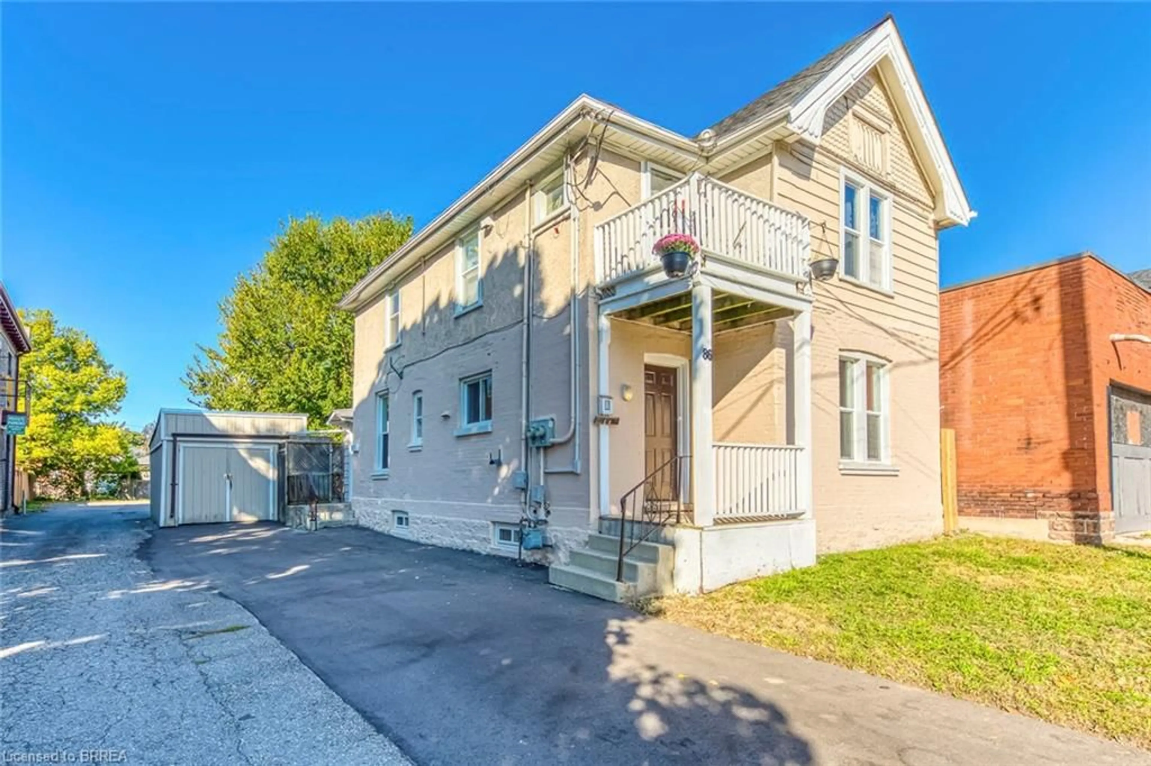 A pic from exterior of the house or condo, the street view for 86 Queen St, Brantford Ontario N3T 3B8