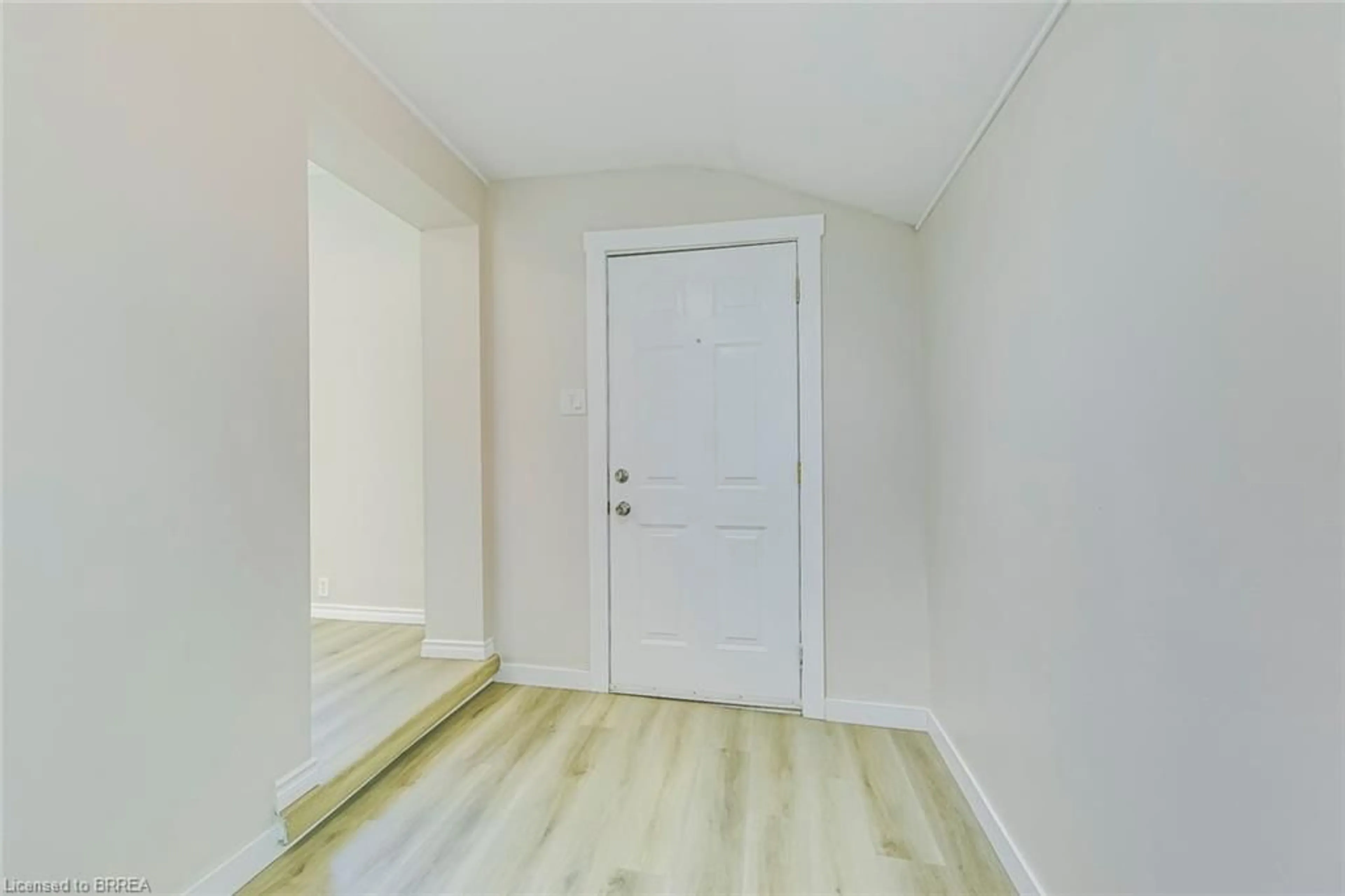 Indoor entryway, not visible floor for 86 Queen St, Brantford Ontario N3T 3B8