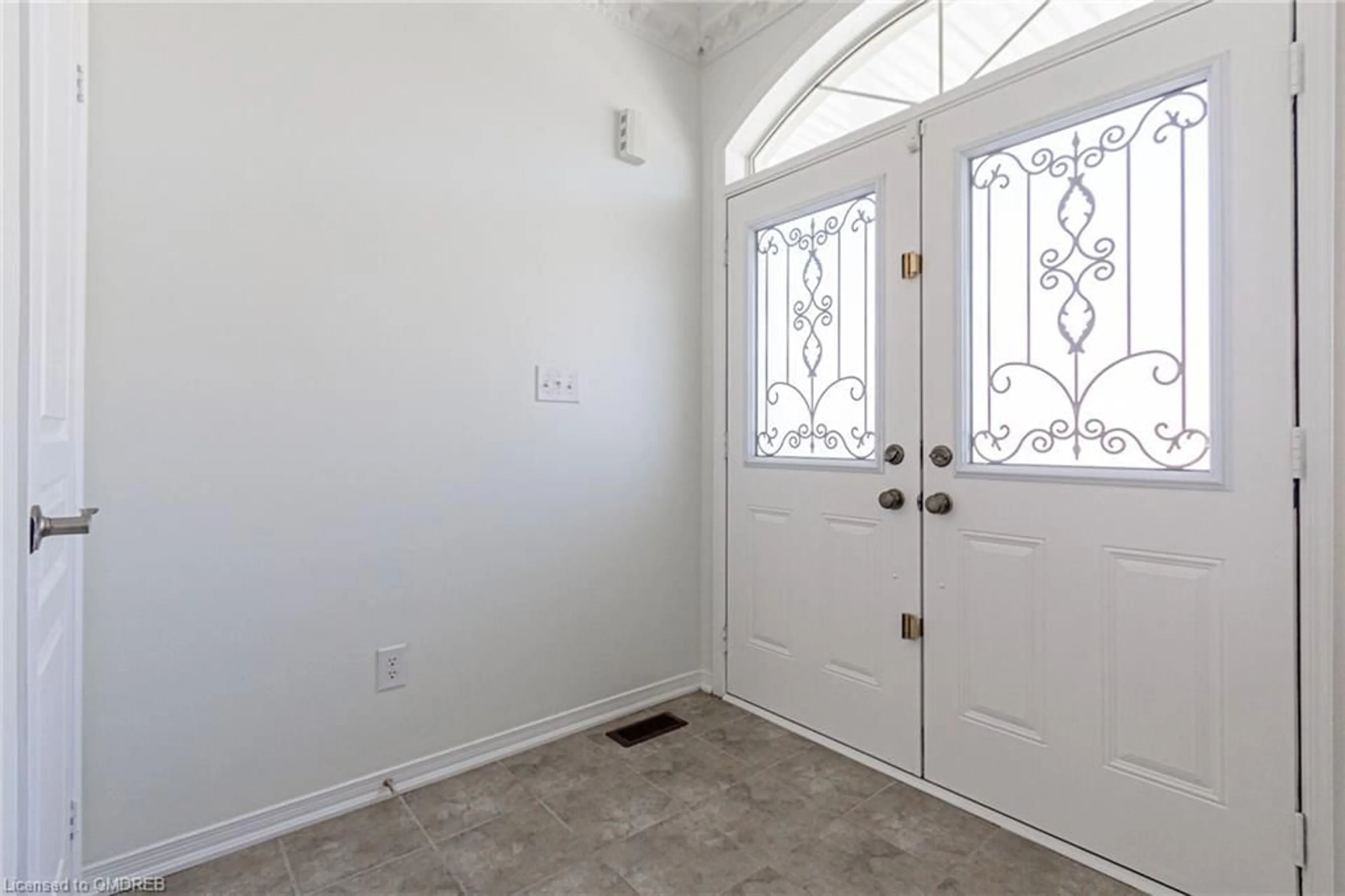 Indoor entryway, wood floors for 3078 Janice Dr, Oakville Ontario L6M 0S7