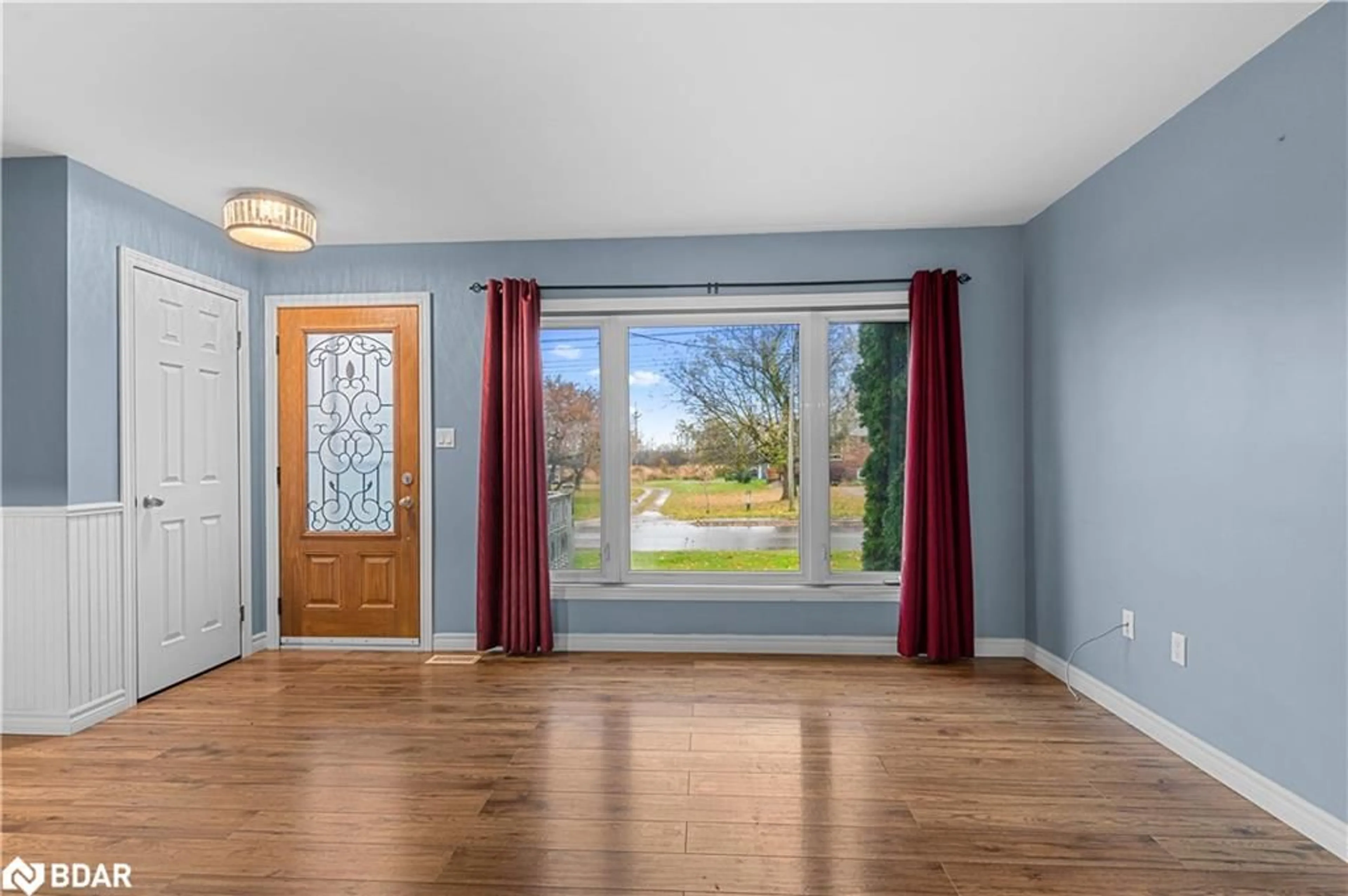 Indoor entryway, wood floors for 682427 260 Sideroad Side Road, Melancthon Ontario L9V 2N1