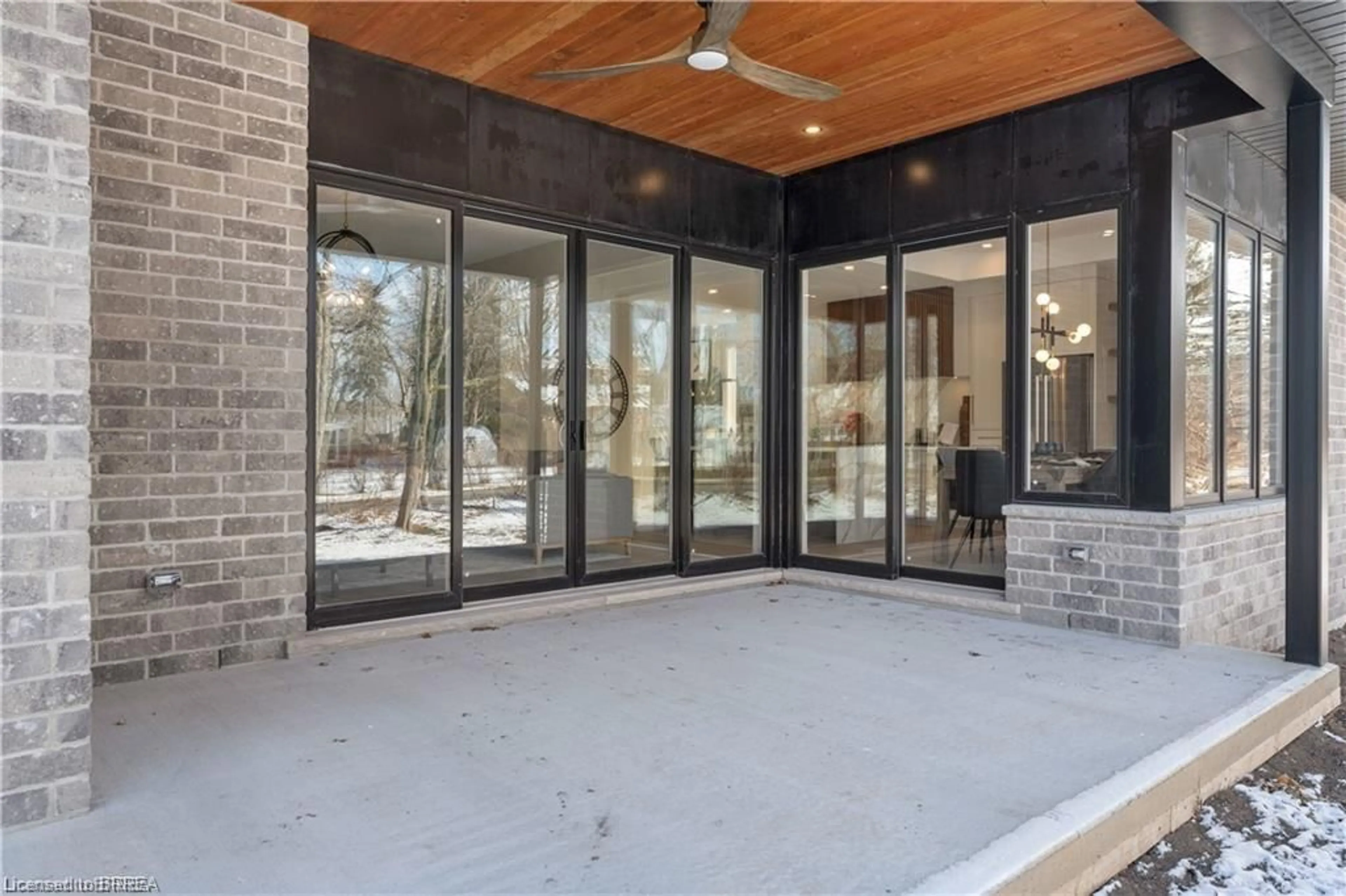 Indoor foyer, cement floor for 155 Parkside Dr, Brantford Ontario N3T 0S9