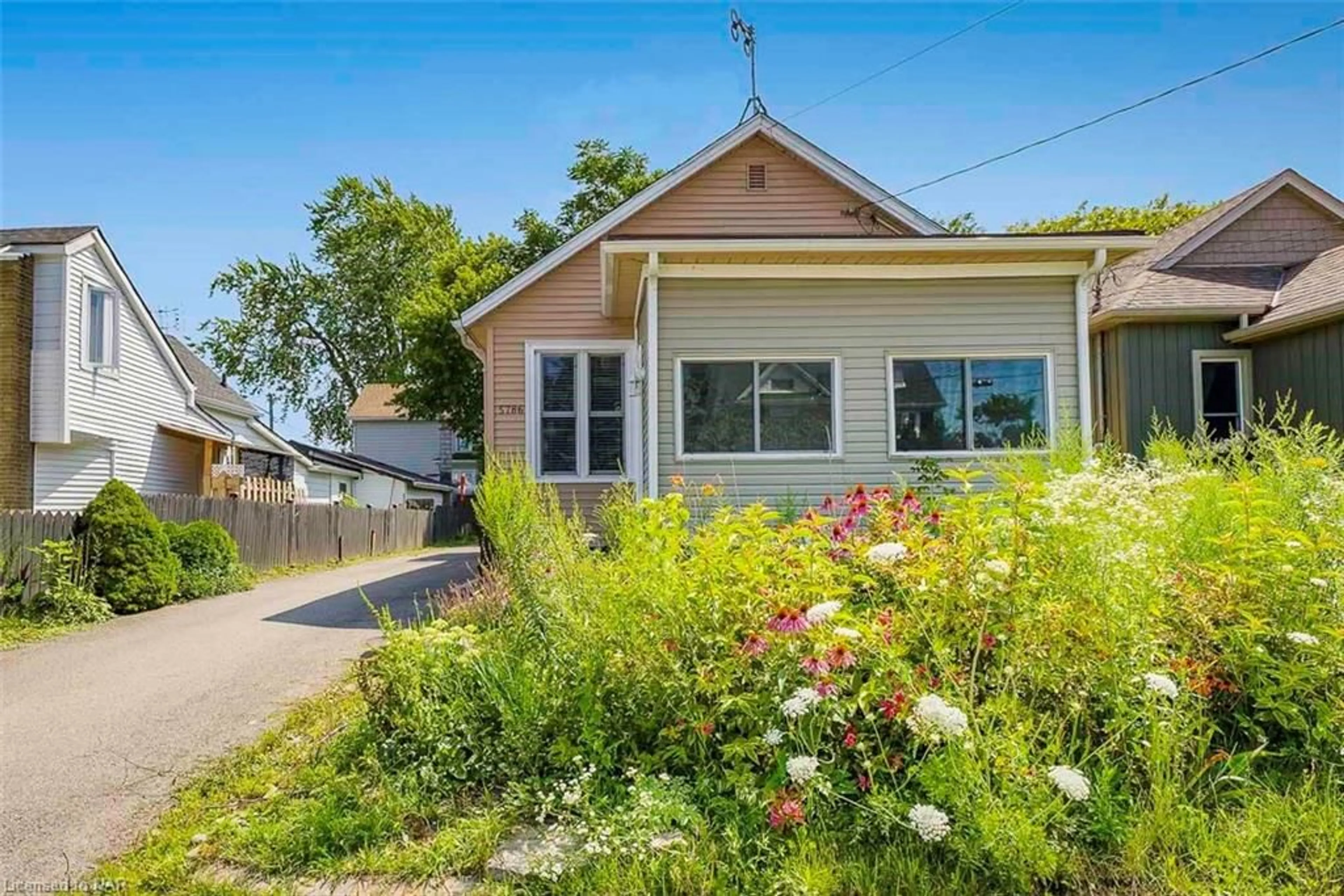 Frontside or backside of a home, cottage for 5786 Peer St, Niagara Falls Ontario L2G 1X2