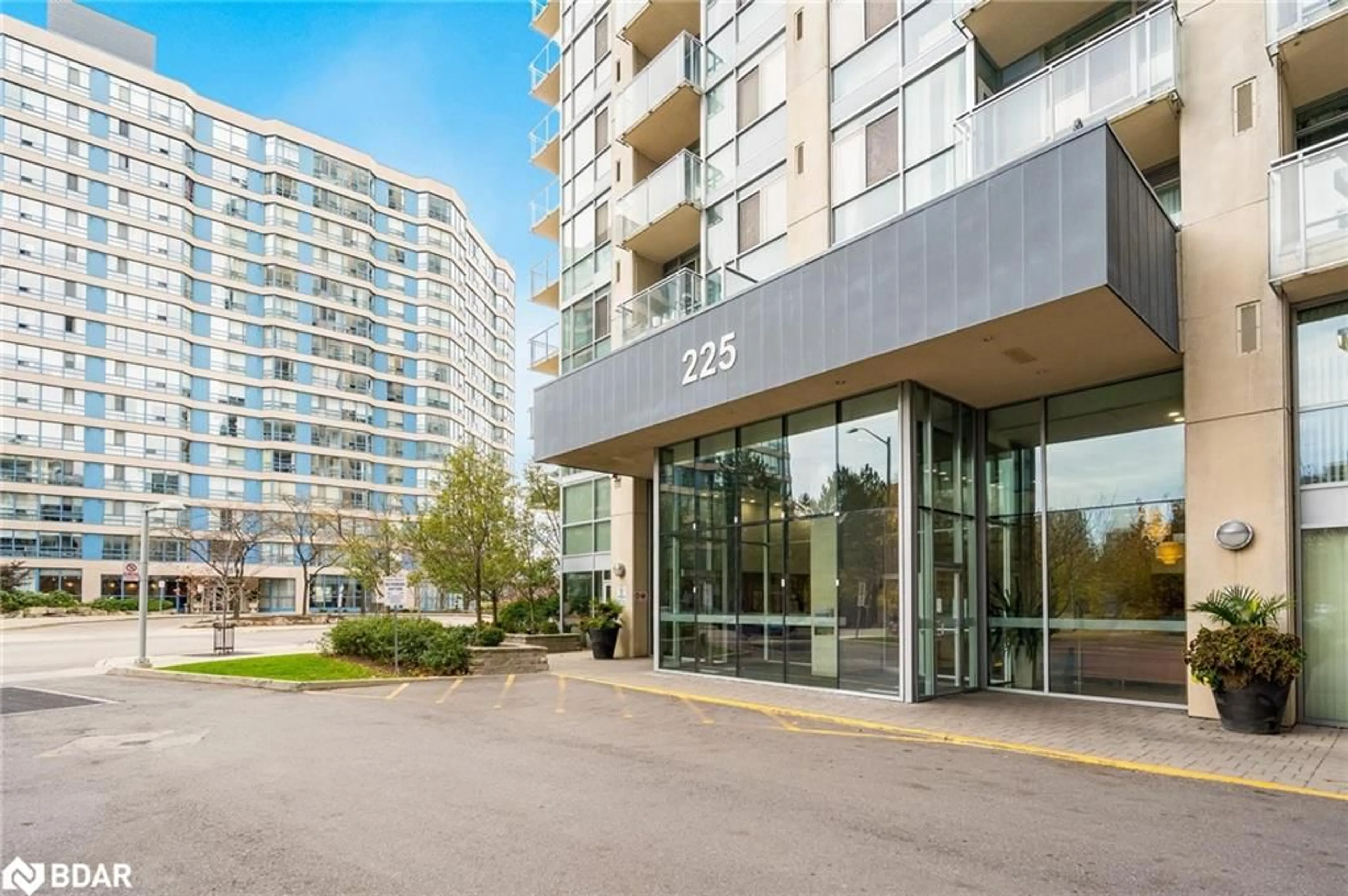 A pic from exterior of the house or condo, the front or back of building for 225 Webb Dr #1702, Mississauga Ontario L5B 4P2