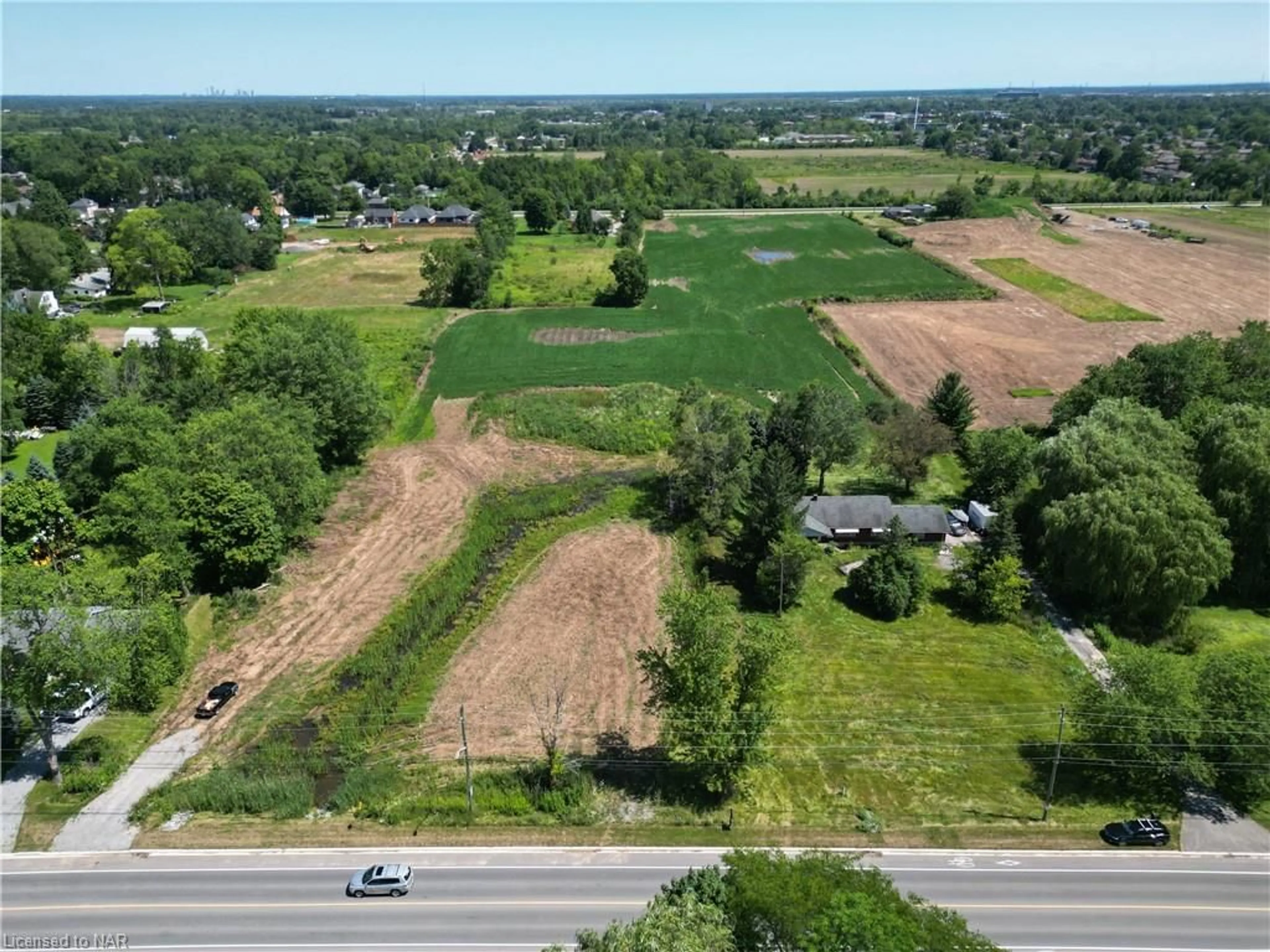 Frontside or backside of a home, the street view for 981 Pelham St, Fonthill Ontario L3C 3E2