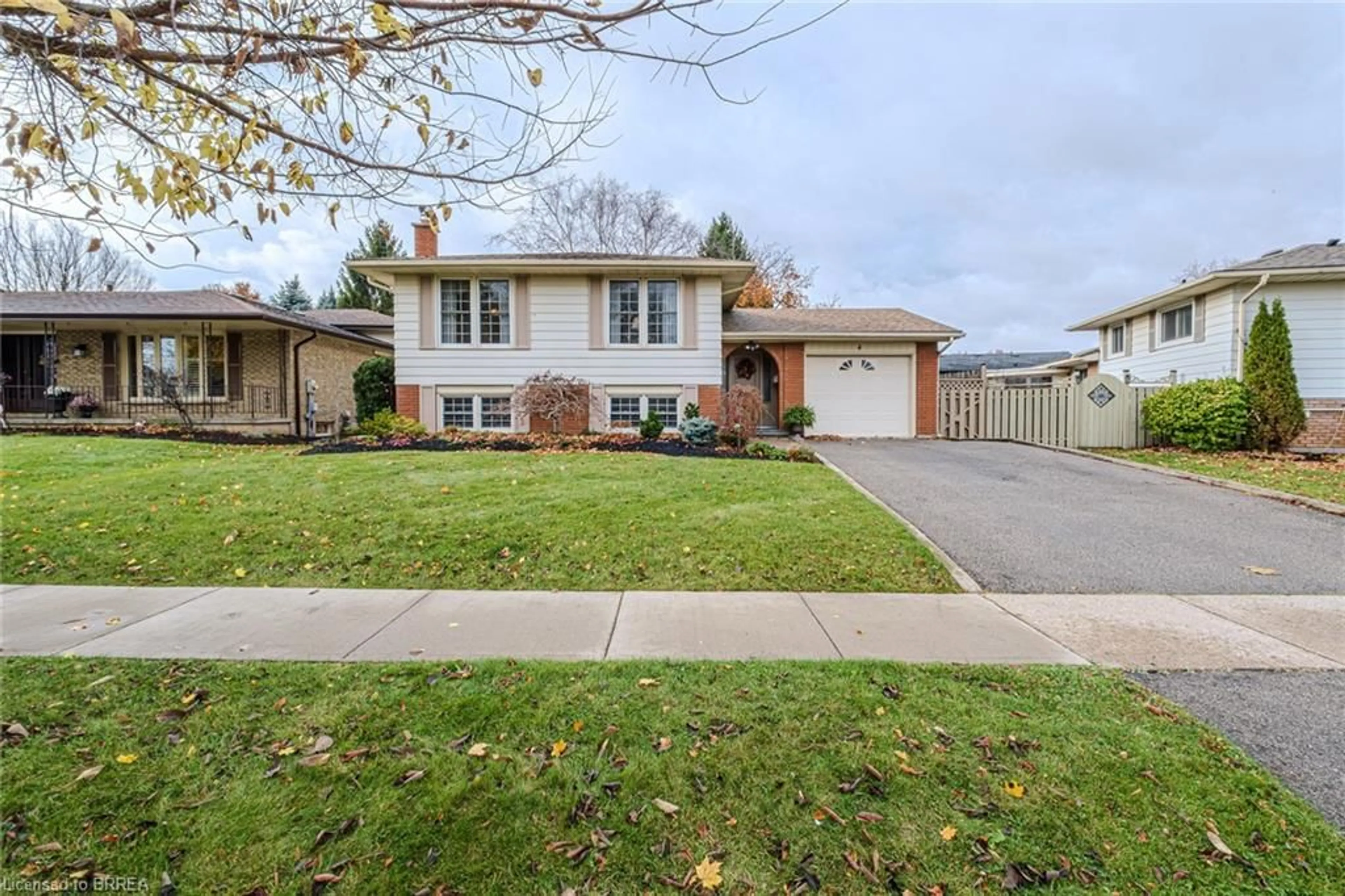 Frontside or backside of a home, the street view for 4 Cedarland Dr, Brantford Ontario N3R 6G6