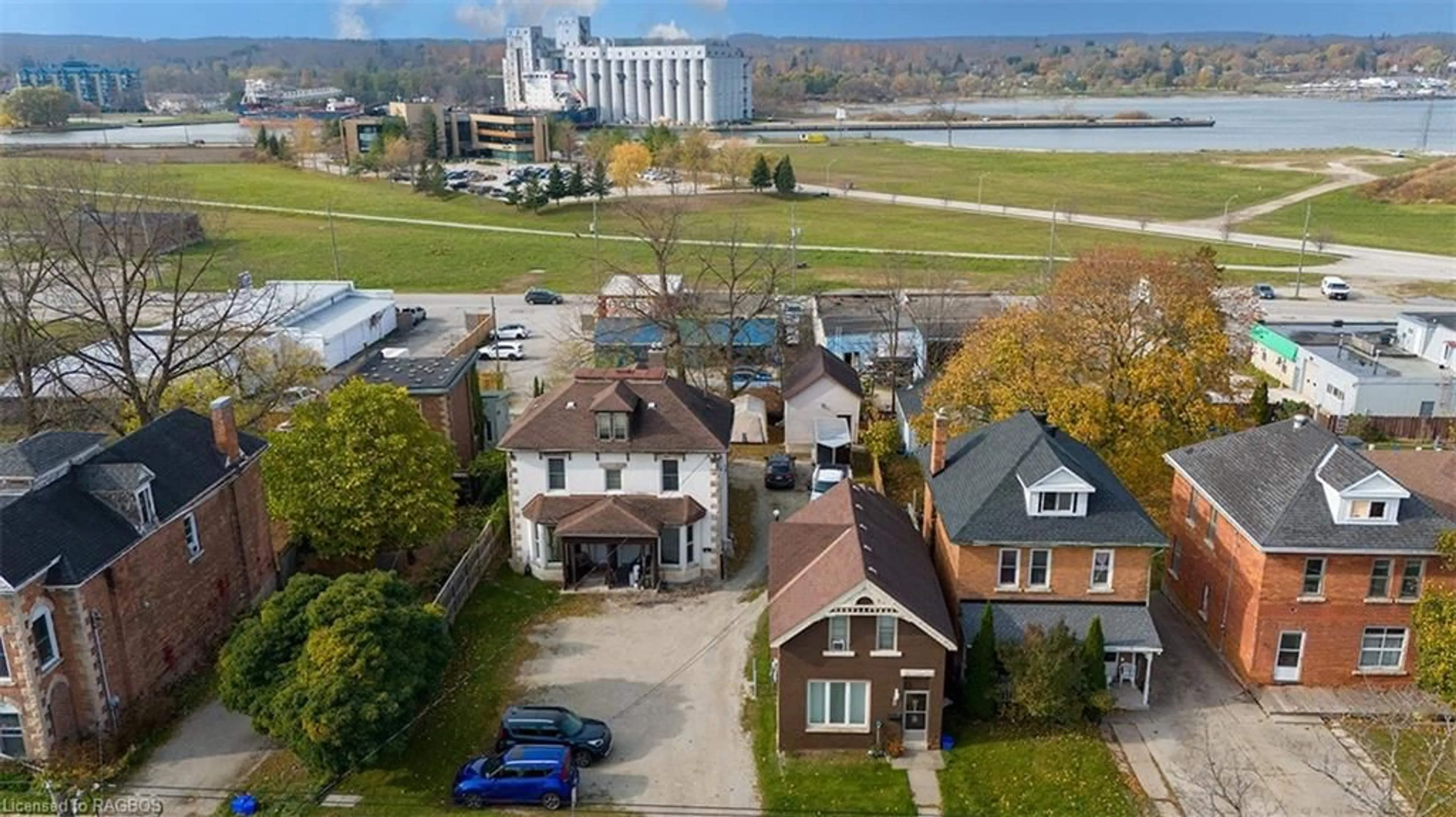 A pic from exterior of the house or condo, the street view for 1522, 1524, 152 3rd Ave, Owen Sound Ontario N4K 2L9