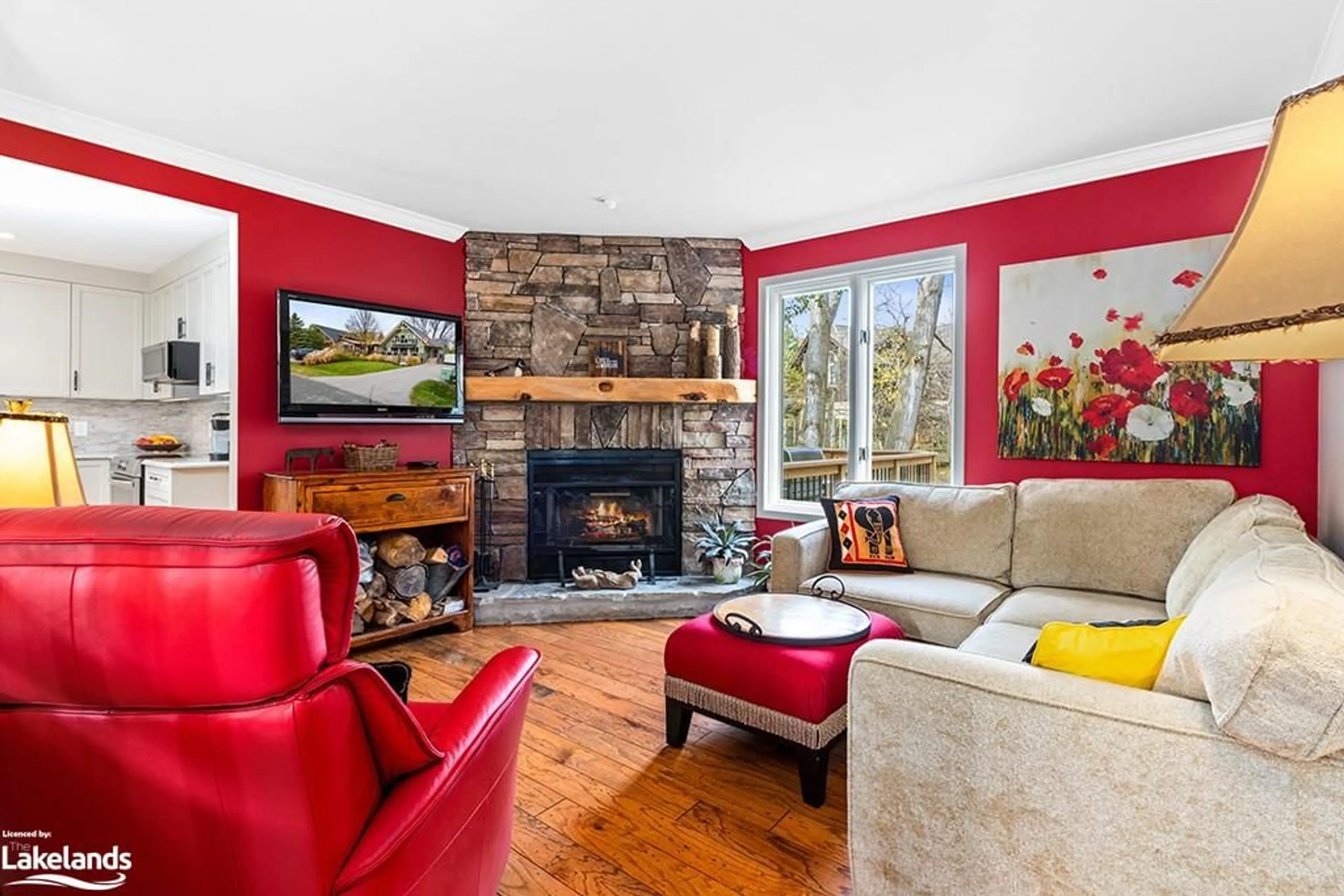 Living room, wood floors for 125 Pioneer Lane, The Blue Mountains Ontario L9Y 0M6