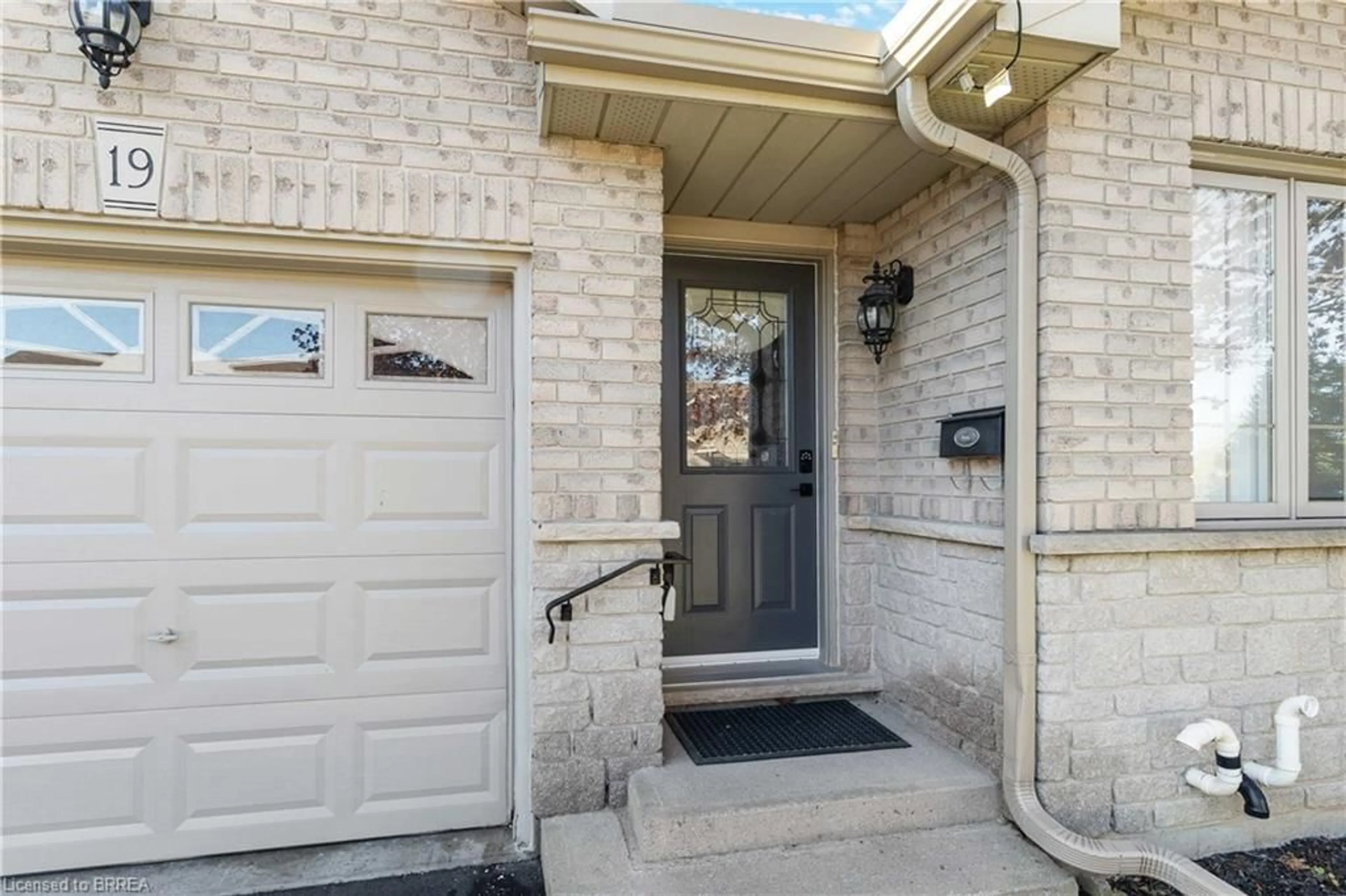 Indoor entryway for 24 Griffiths Dr #19, Paris Ontario N3L 4C5