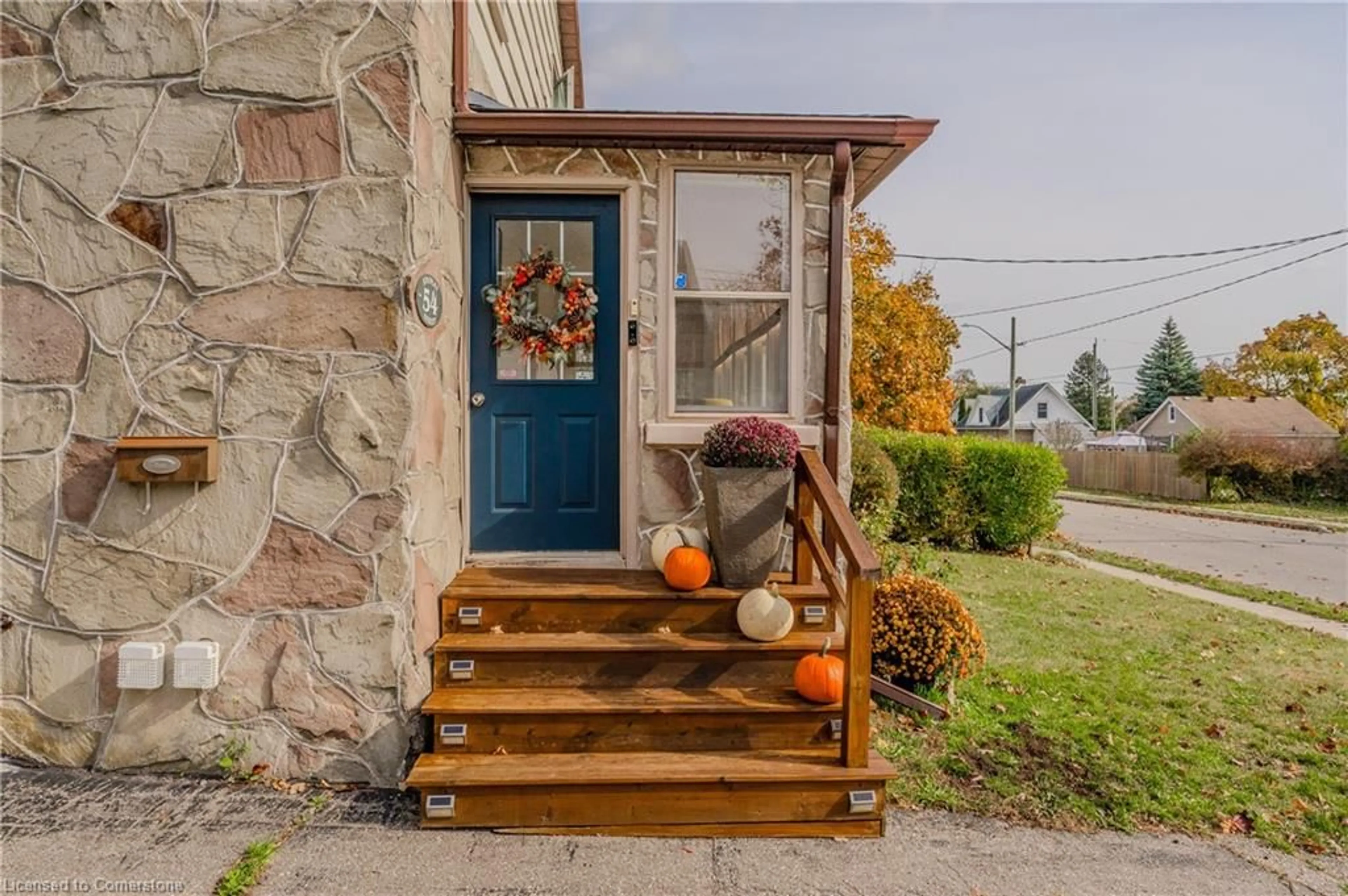 Indoor entryway for 54 Stanley St, Cambridge Ontario N1S 2A6