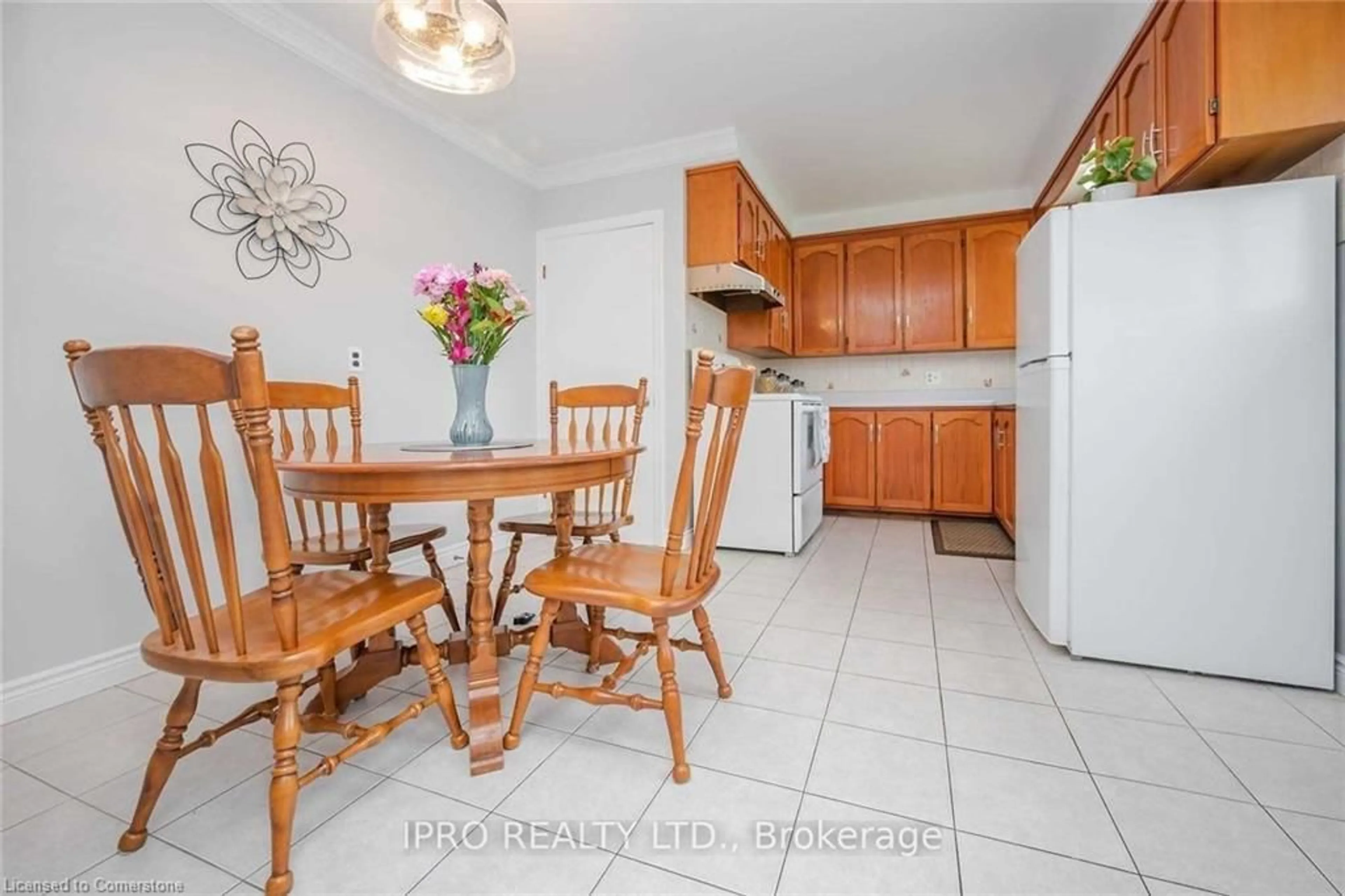 Standard kitchen, wood floors, cottage for 20 Highland Rd, Stoney Creek Ontario L8J 2T7