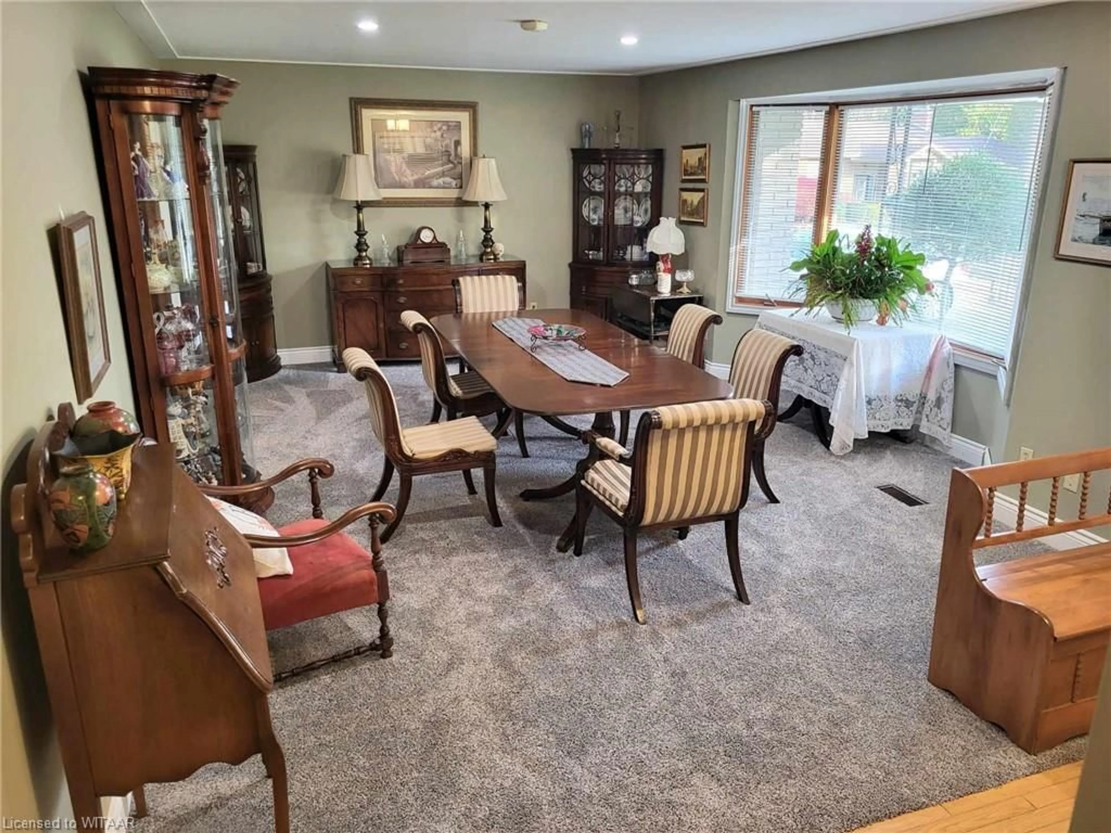 Dining room, carpet floors, cottage for 4 Burdock Crt, Tillsonburg Ontario N4G 2P8