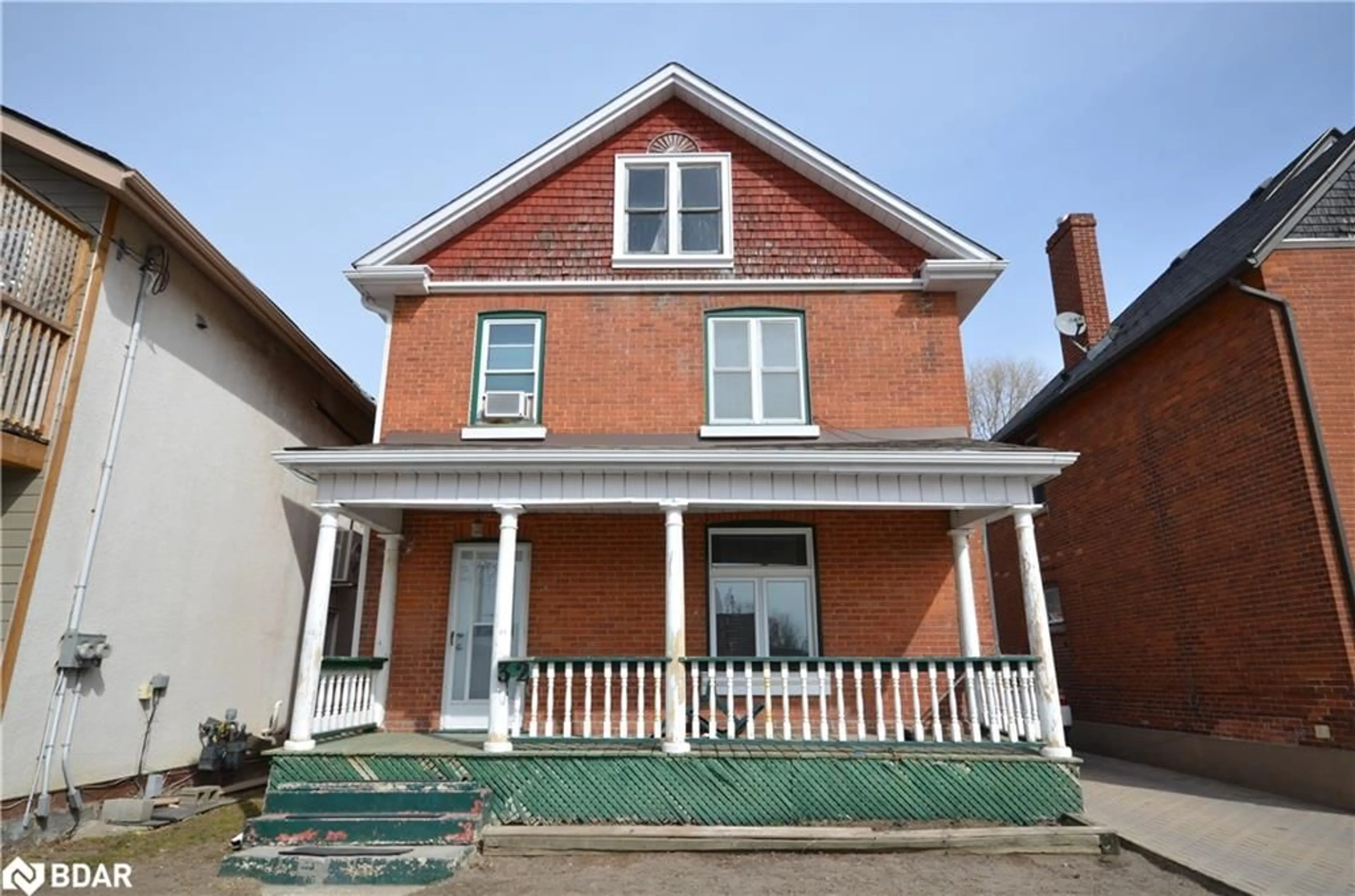 Home with brick exterior material for 32 Mcdonald St, Barrie Ontario L4M 1P1