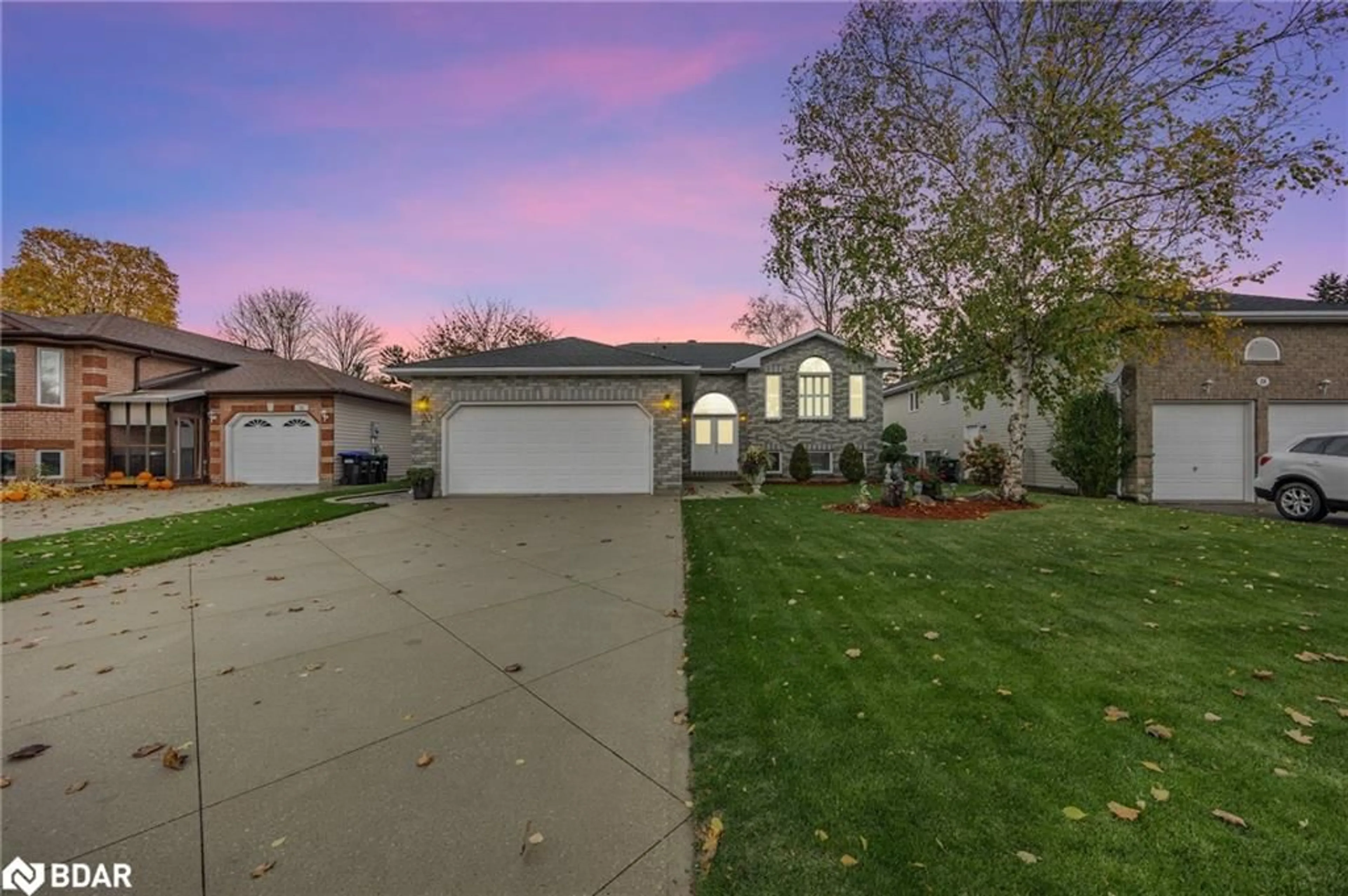 Frontside or backside of a home, the street view for 20 Riverdale Dr, Wasaga Beach Ontario L9Z 1E9