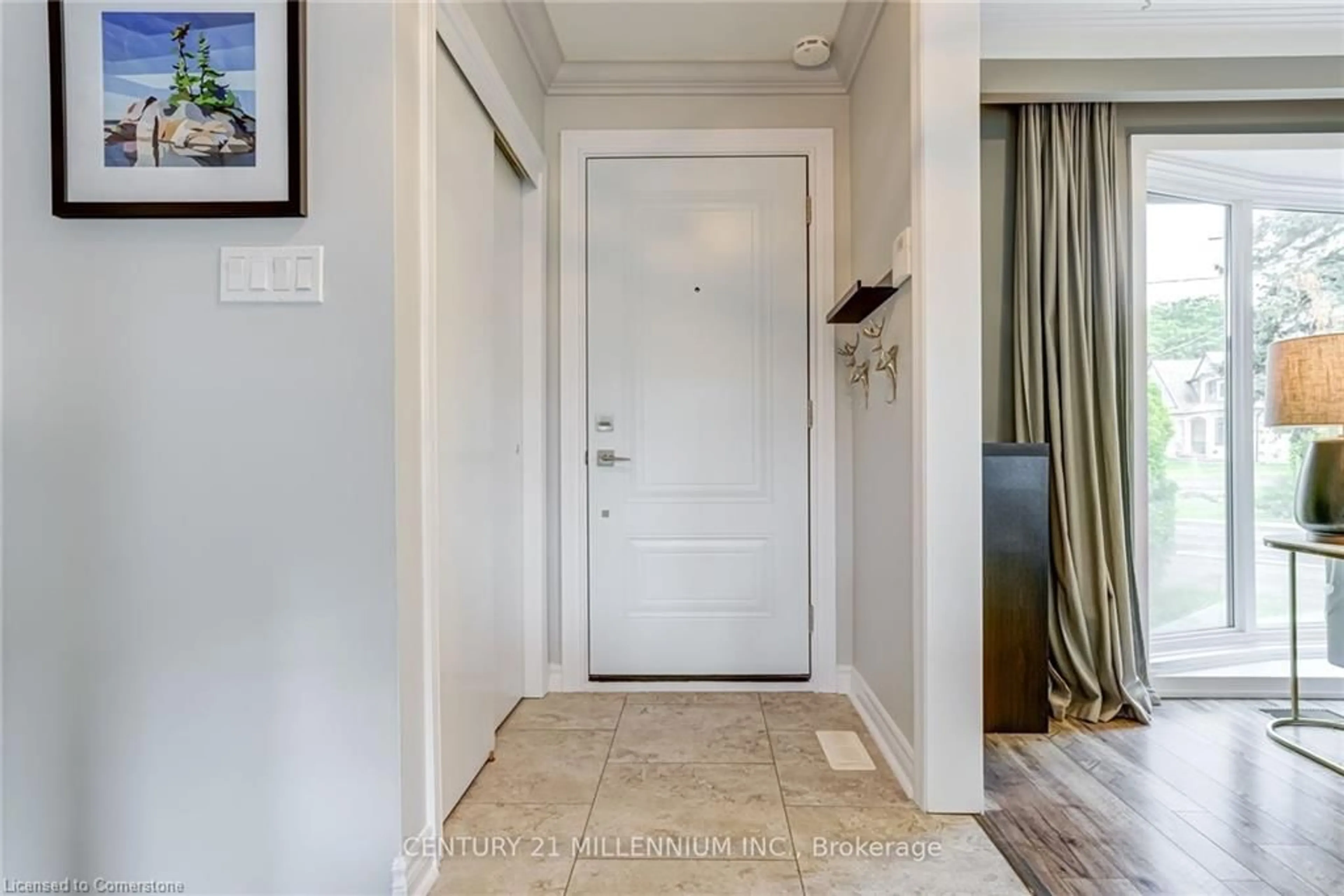 Indoor entryway, wood floors for 409 Scarsdale Cres, Oakville Ontario L6L 3W6