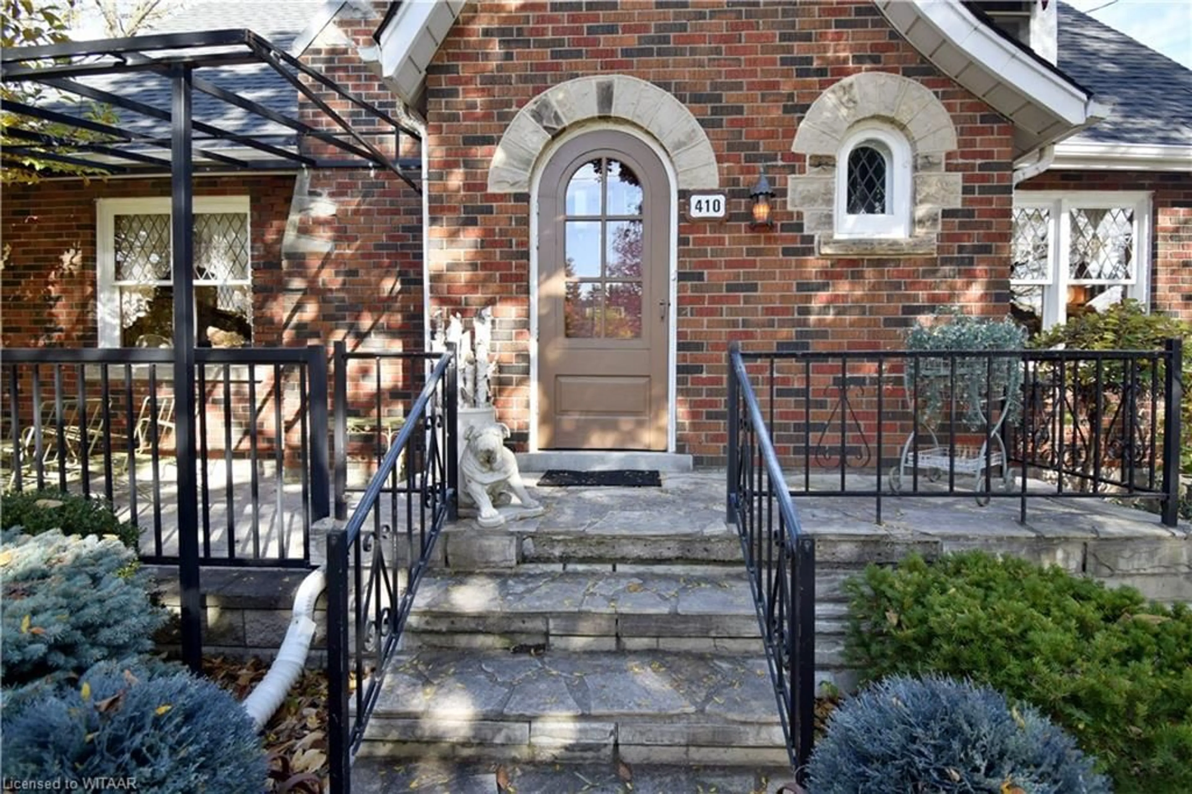 Indoor foyer, ceramic floors for 410 Broadway St, Tillsonburg Ontario N4G 3S7