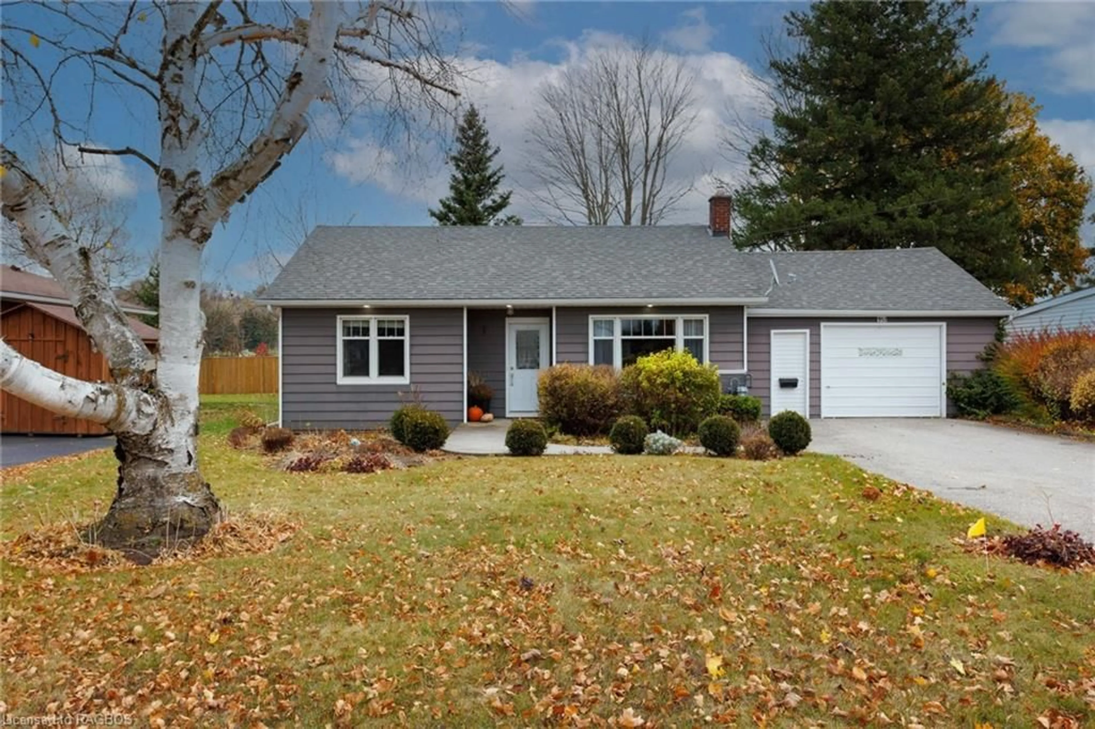 Home with vinyl exterior material for 351 College St, Durham Ontario N0G 1R0