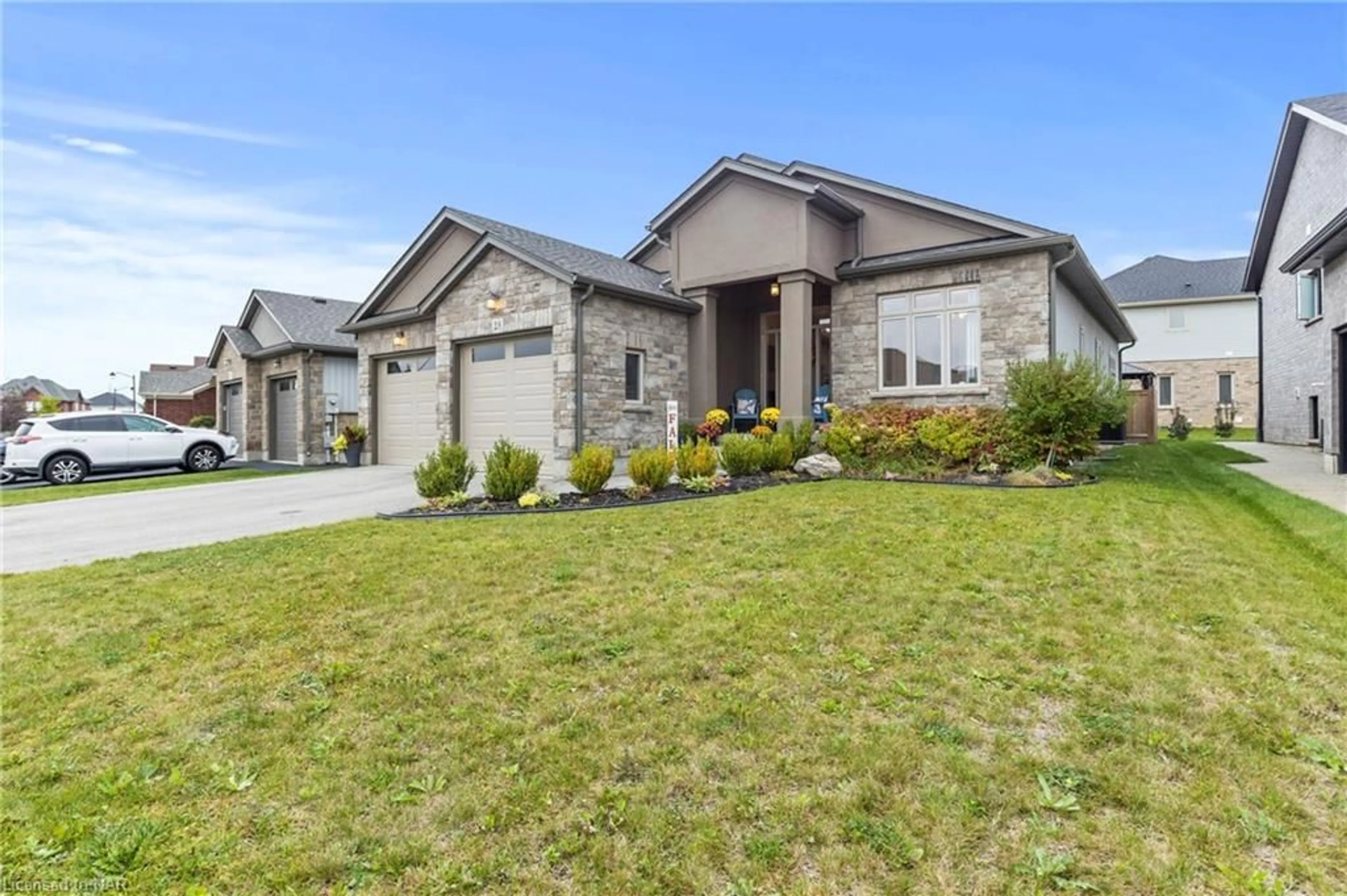 Frontside or backside of a home, the street view for 28 Venture Way, Thorold Ontario L2V 0B7