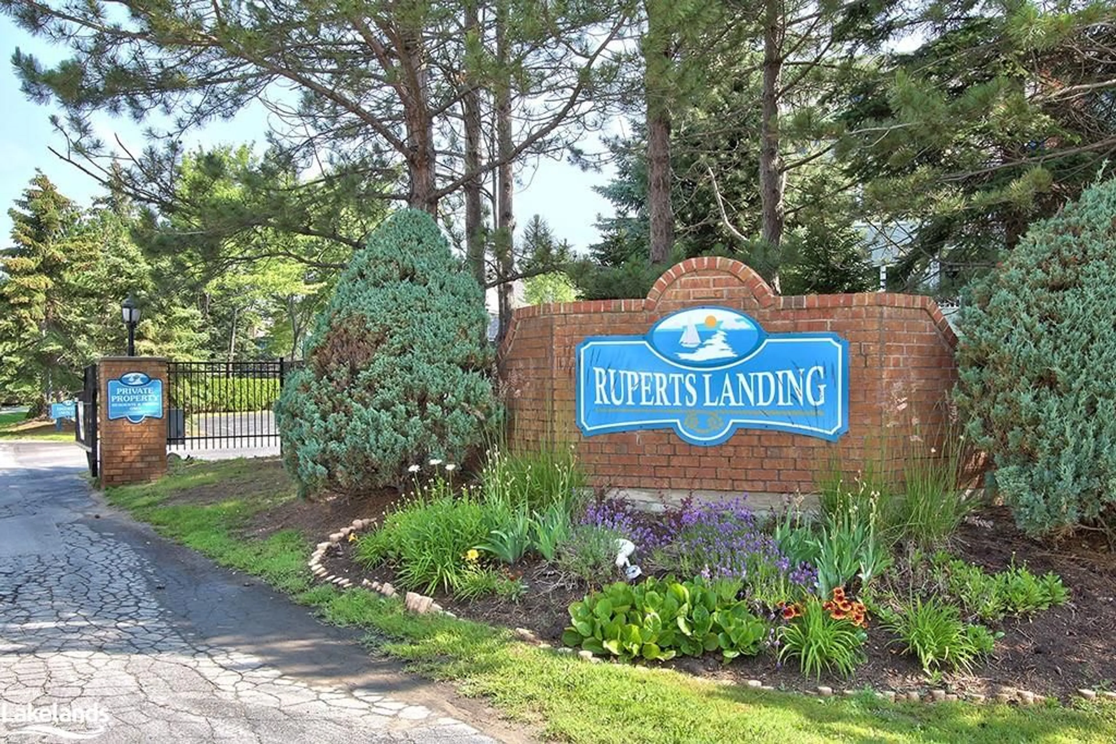 Indoor foyer, carpet floors for 2 Ramblings Way #9, Collingwood Ontario L9Y 5C6