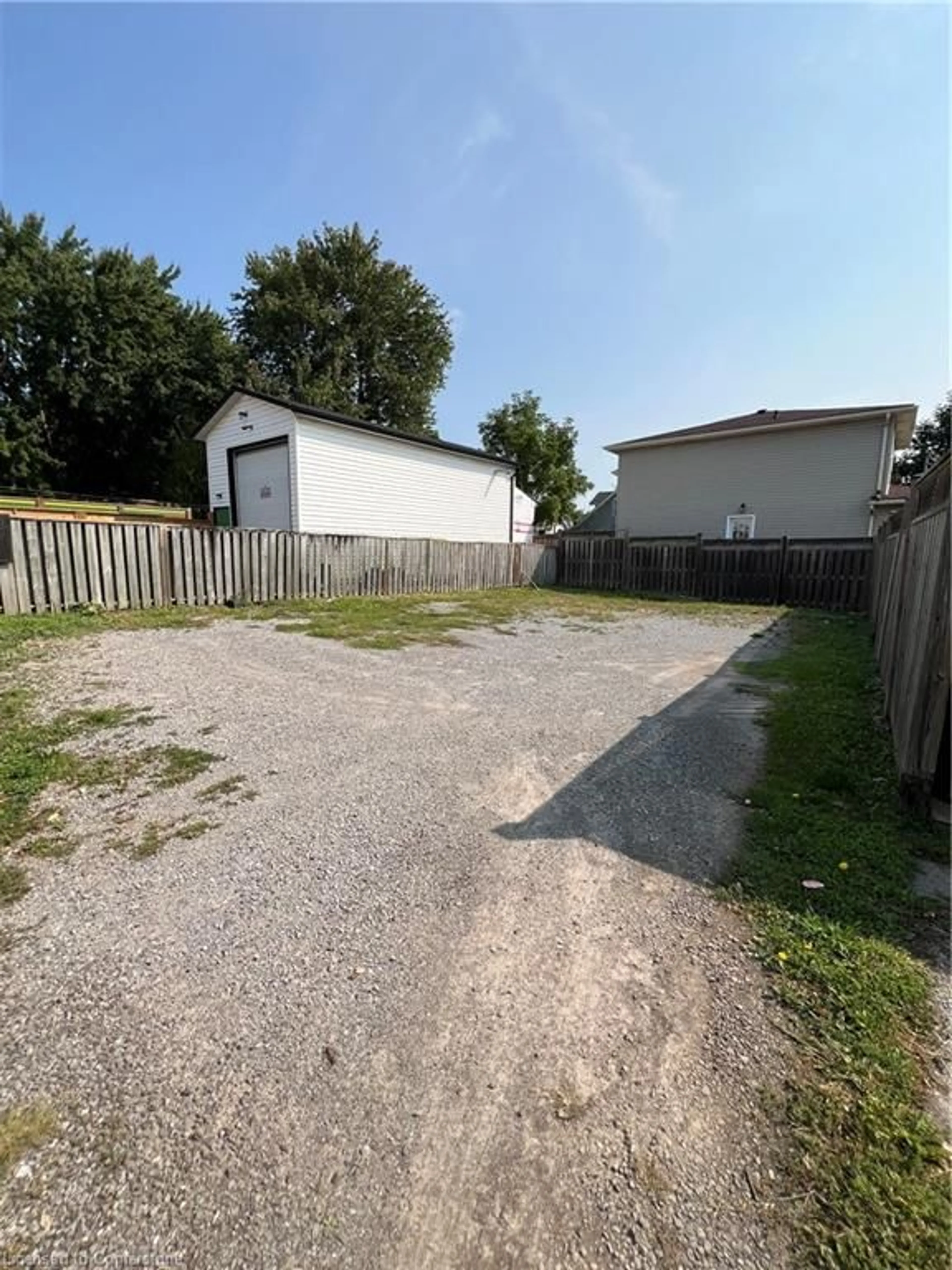 Shed for 180 Pine St, Thorold Ontario L2V 3M4