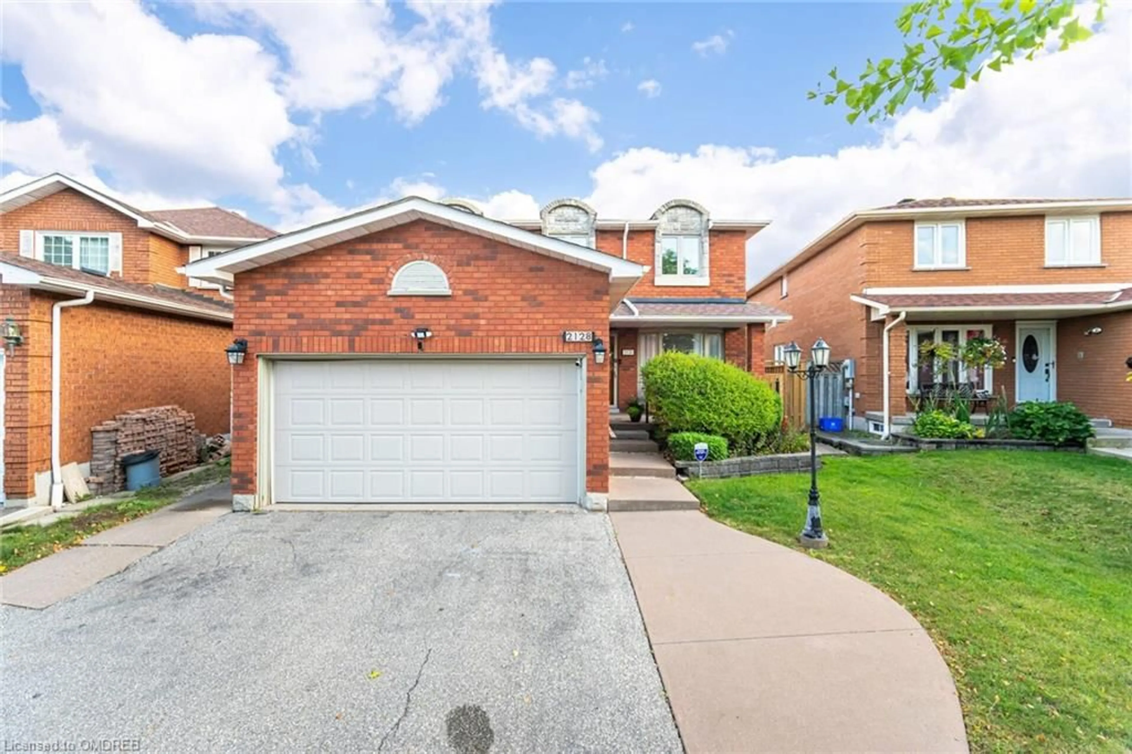 A pic from exterior of the house or condo, the street view for 2128 Wincanton Cres, Mississauga Ontario L5M 3E1