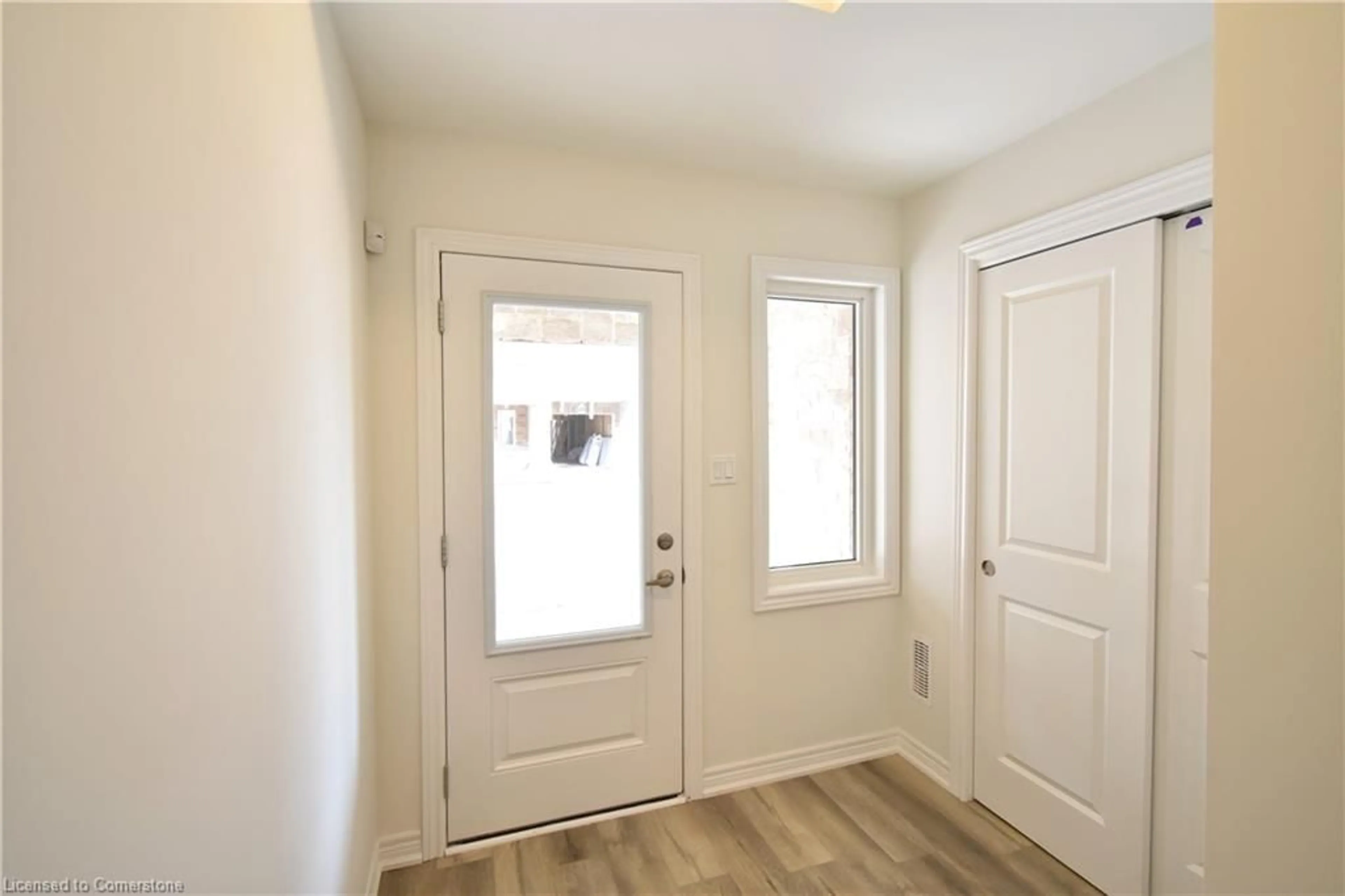 Indoor entryway, wood floors for 40 Zinfandel Dr #48, Hamilton Ontario L8E 0L1