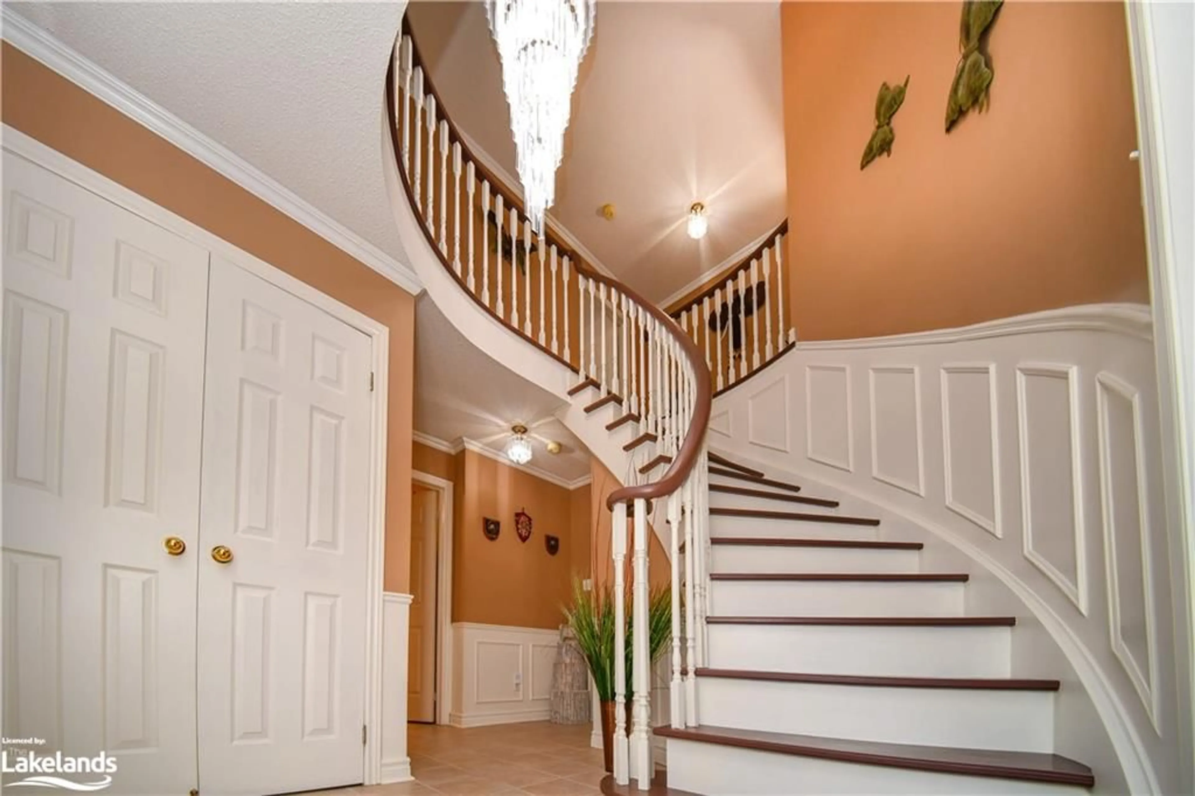 Indoor foyer, wood floors for 5 Mccutcheon Crt, Barrie Ontario L4N 7C6