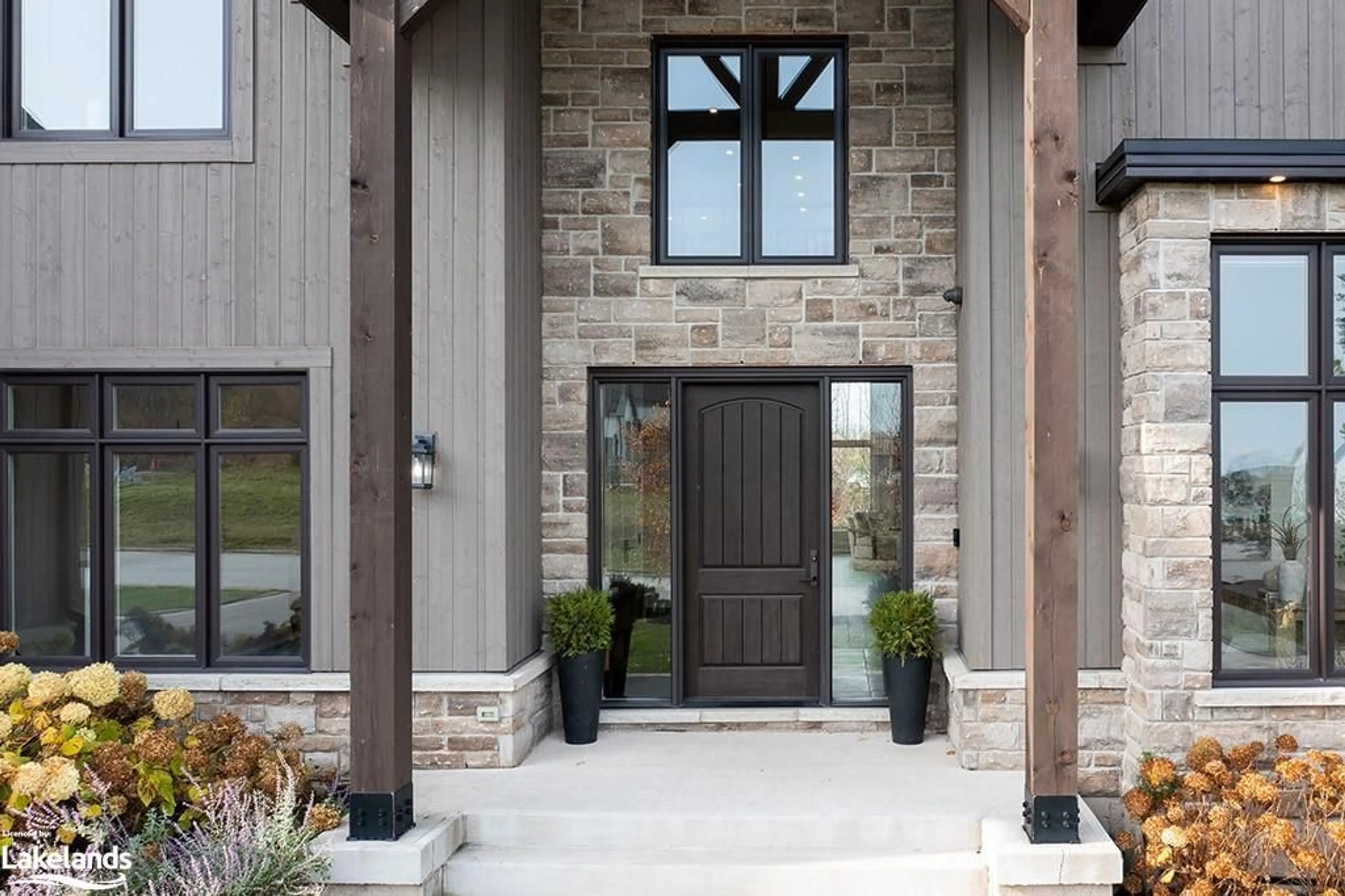 Indoor entryway, wood floors for 122 Maryward Cres, The Blue Mountains Ontario N0H 1J0