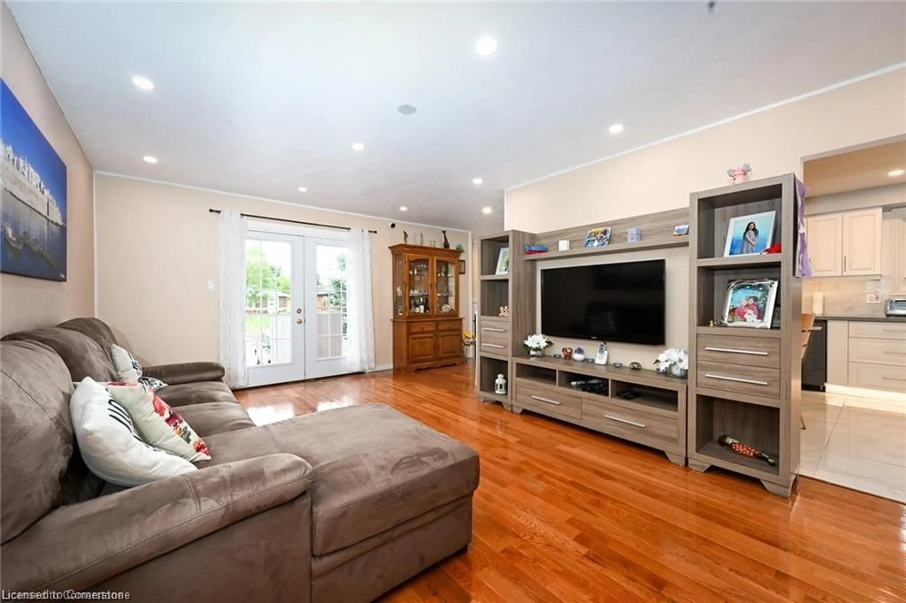 Living room, wood floors for 805 Stone Church Rd, Hamilton Ontario L8W 1A9