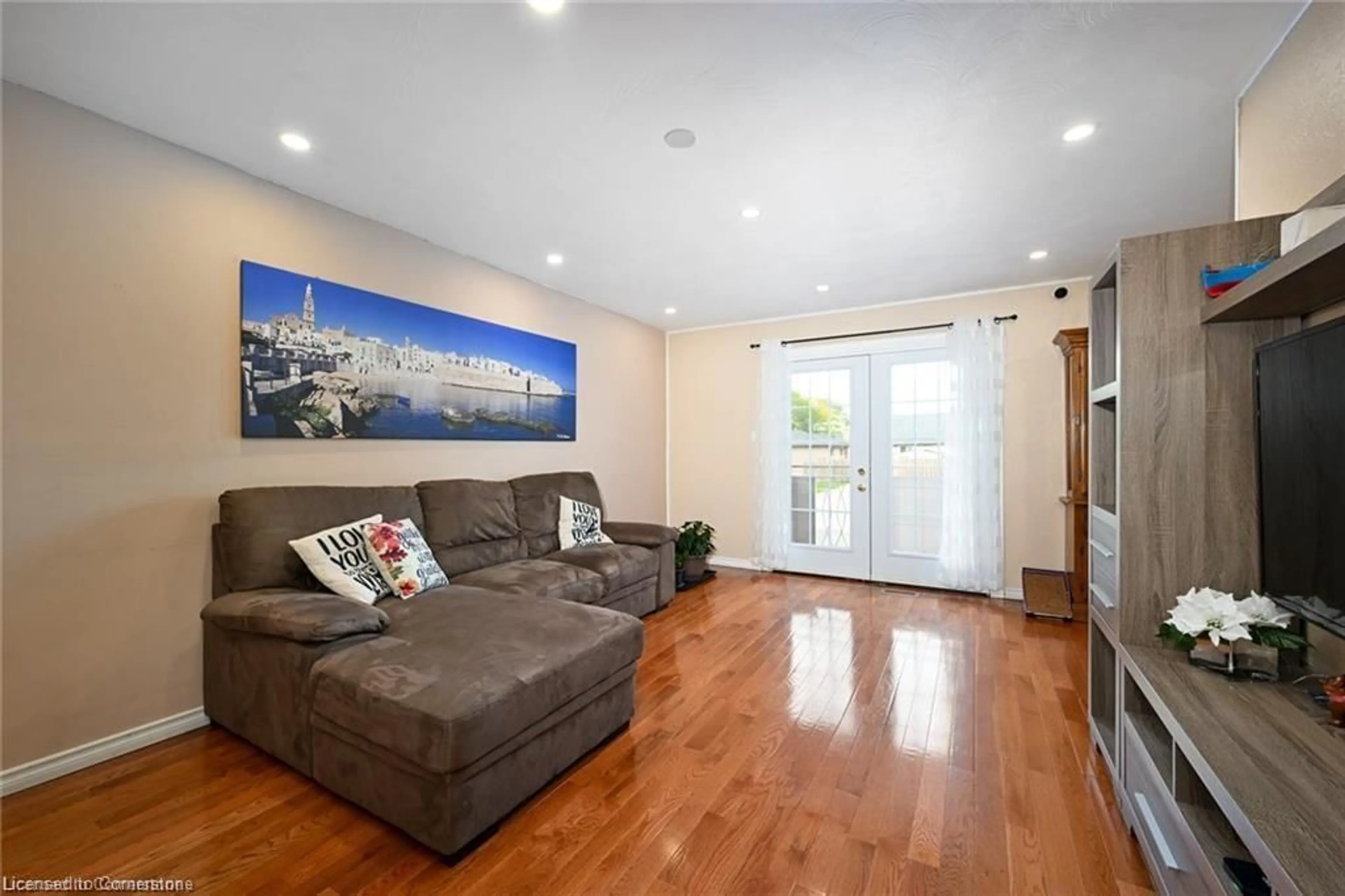 Living room, wood floors for 805 Stone Church Rd, Hamilton Ontario L8W 1A9