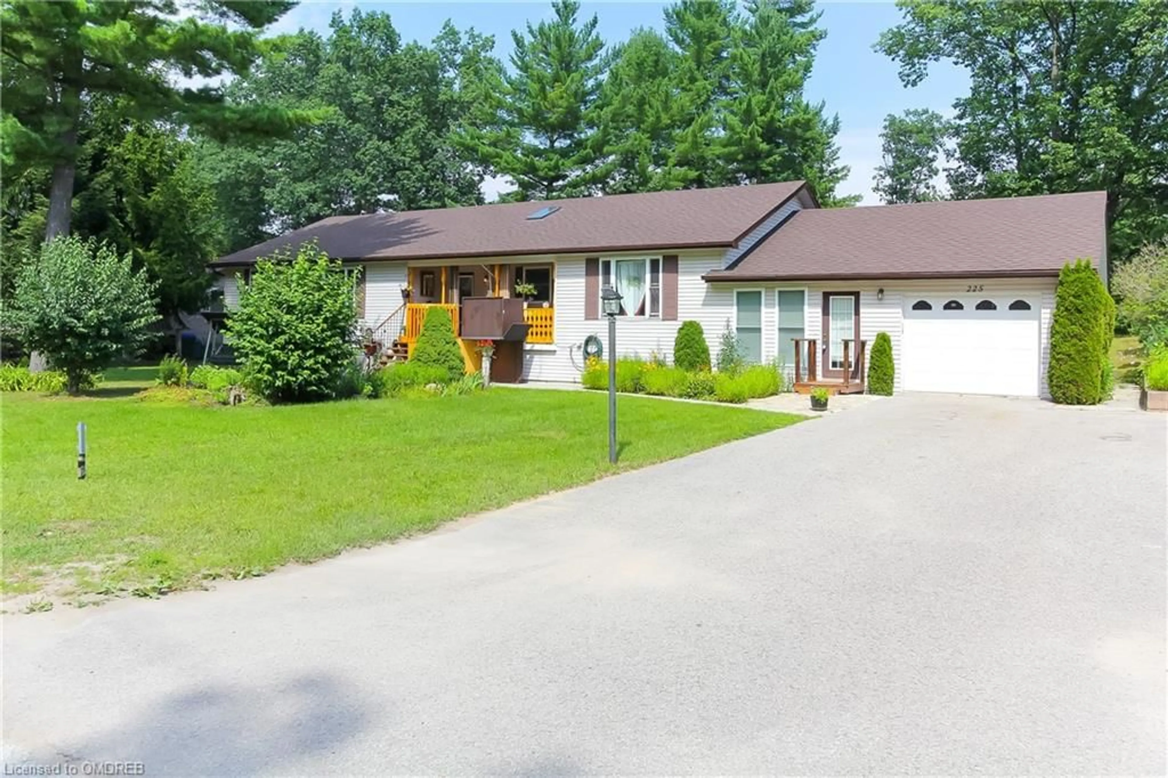 Frontside or backside of a home, cottage for 225 39th St, Wasaga Beach Ontario L9Z 1S3