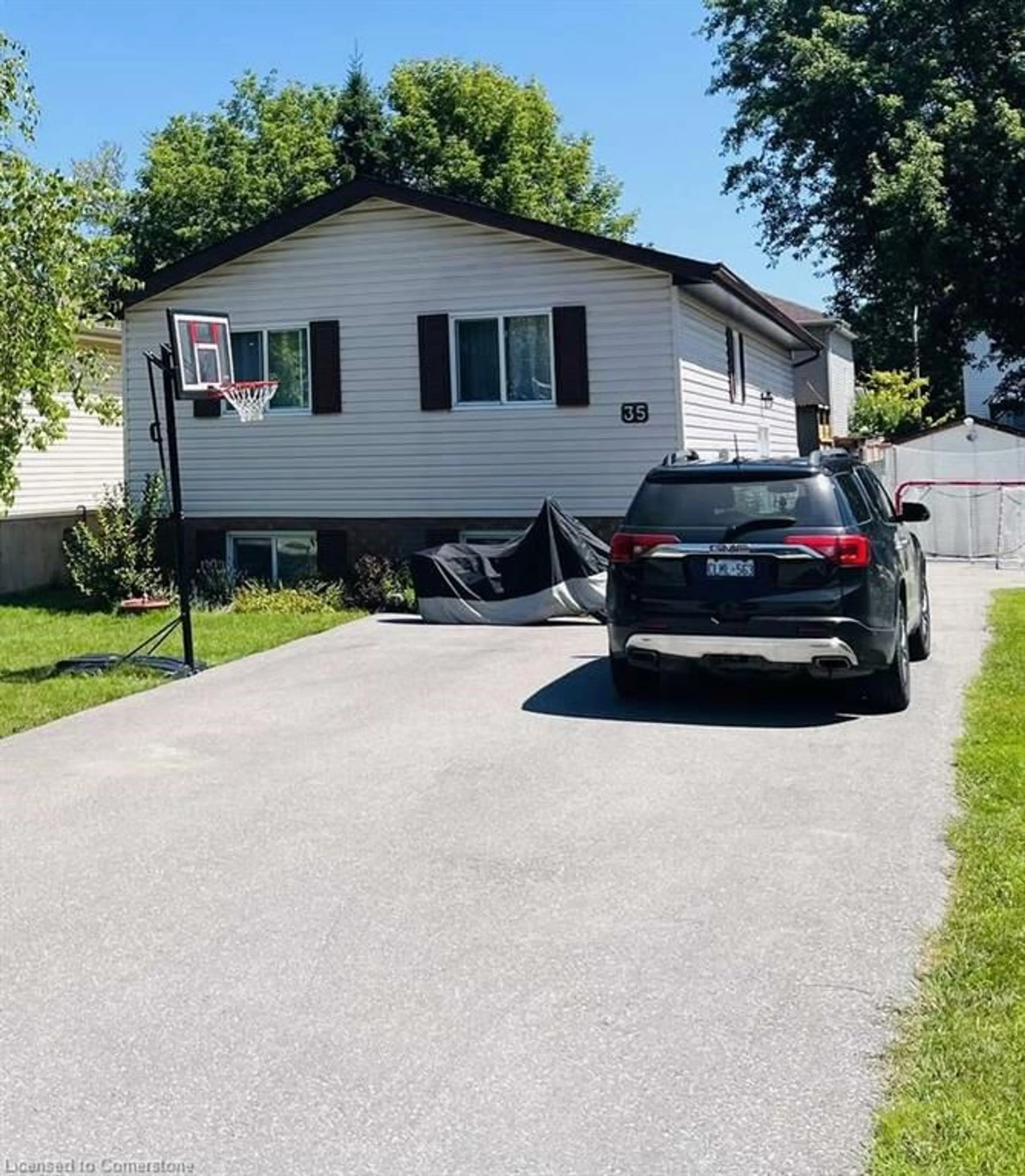 Frontside or backside of a home, the street view for 35 Dillon Dr, Collingwood Ontario L9Y 4S5