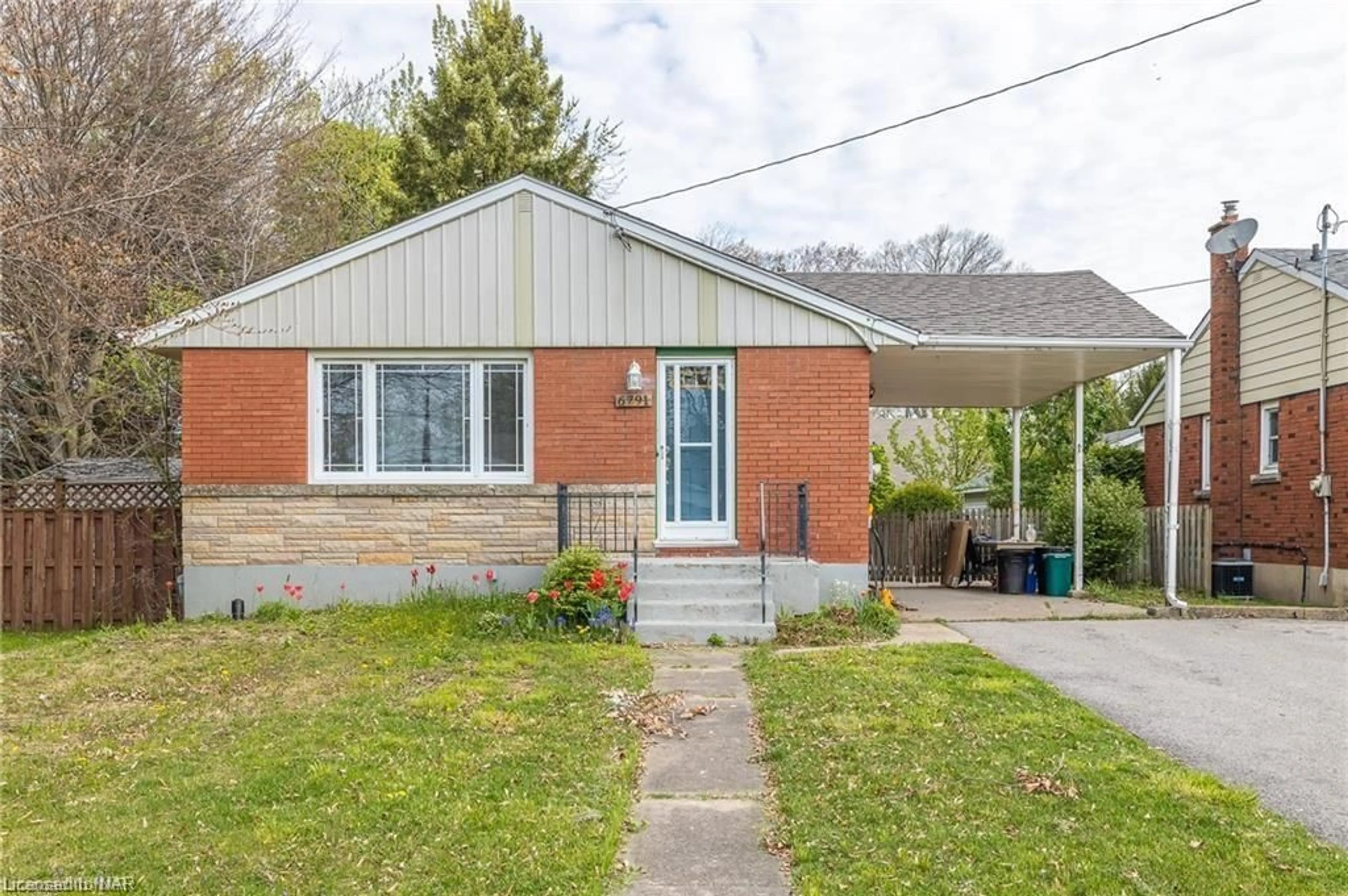 Frontside or backside of a home, cottage for 6791 O'neil St, Niagara Falls Ontario L2J 1N3