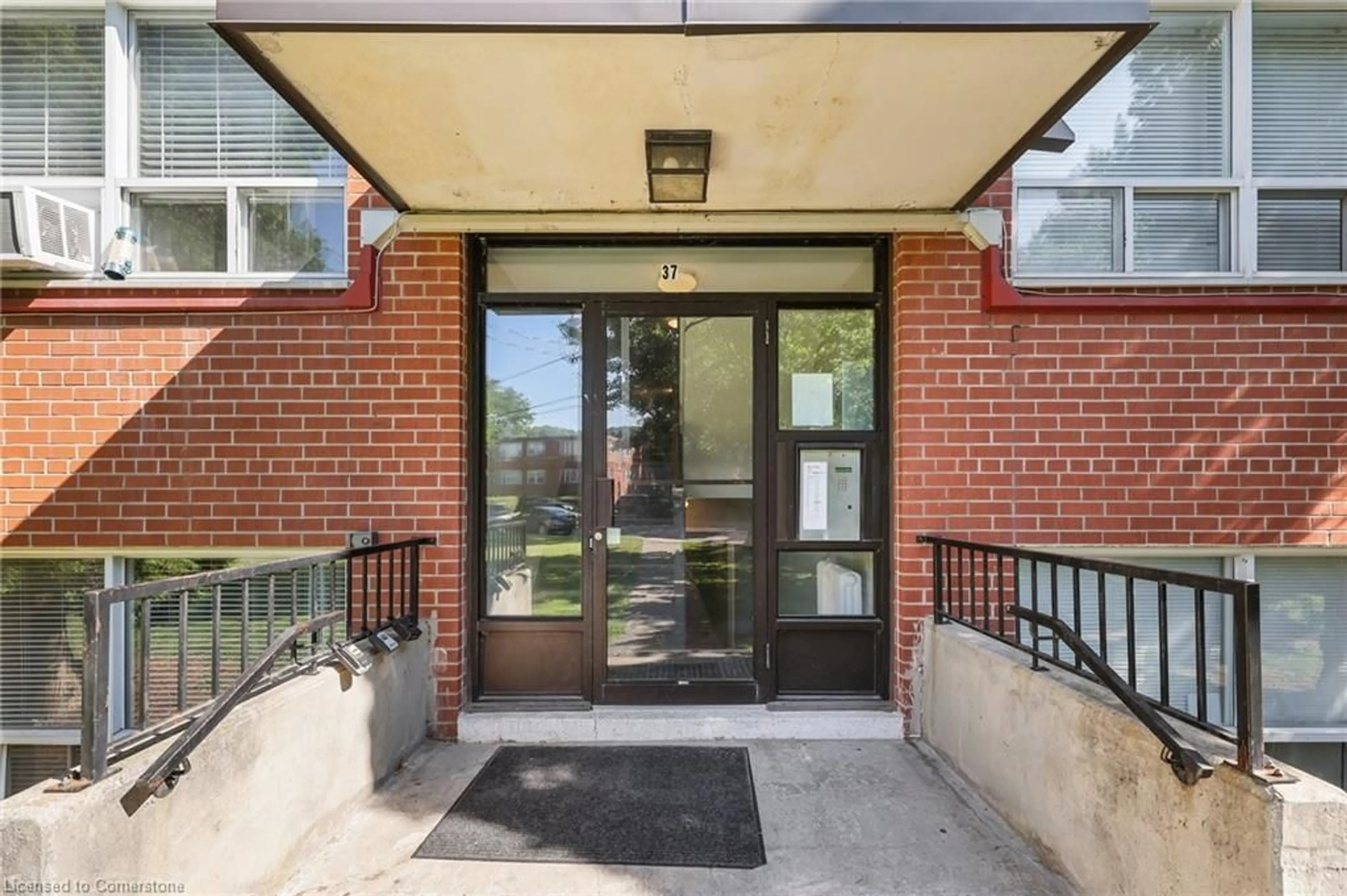 Indoor entryway for 37 Mericourt Rd #103, Hamilton Ontario L8S 2N5