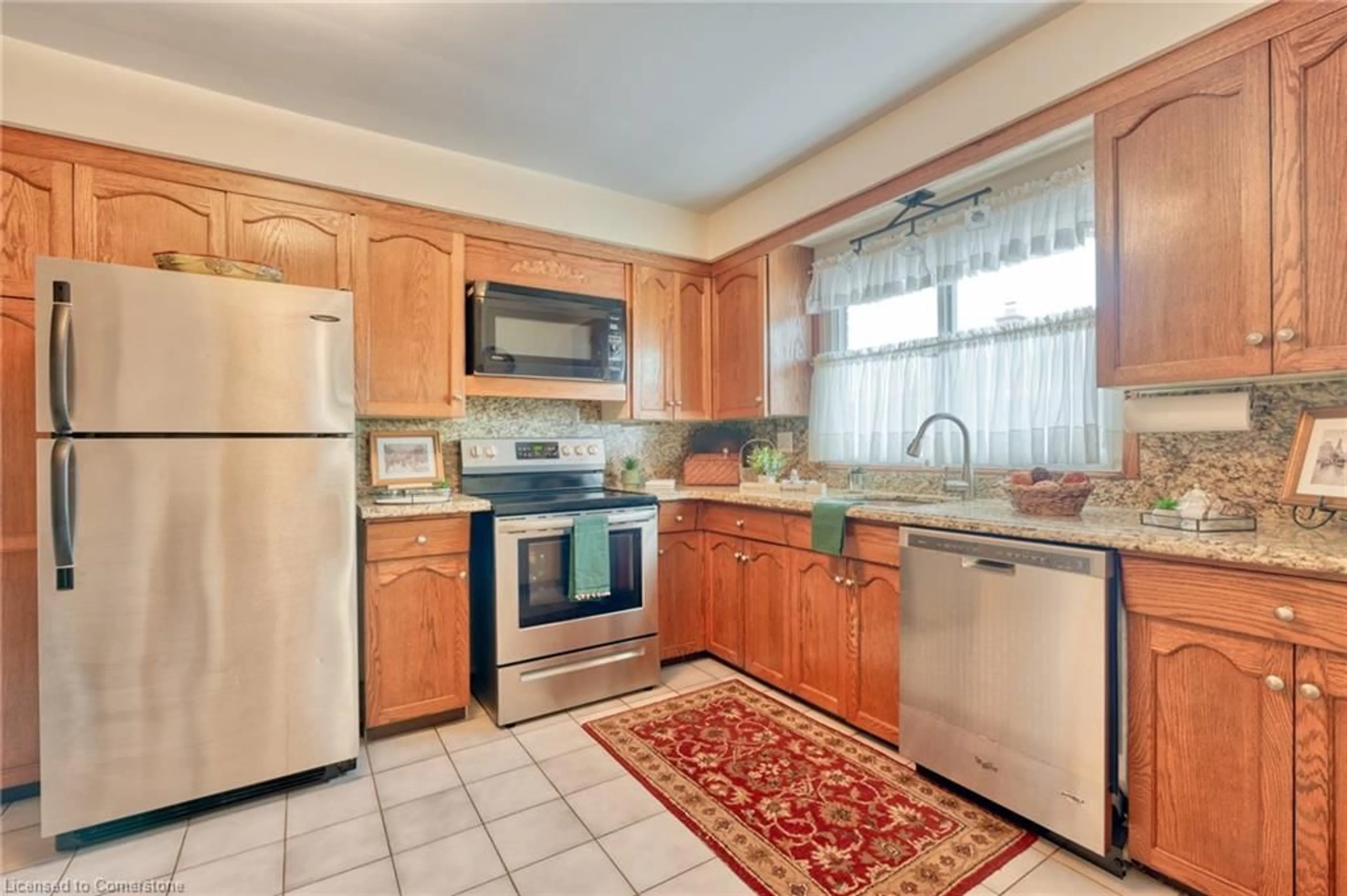 Standard kitchen, wood floors, cottage for 182 West 23rd St, Hamilton Ontario L9C 4V9