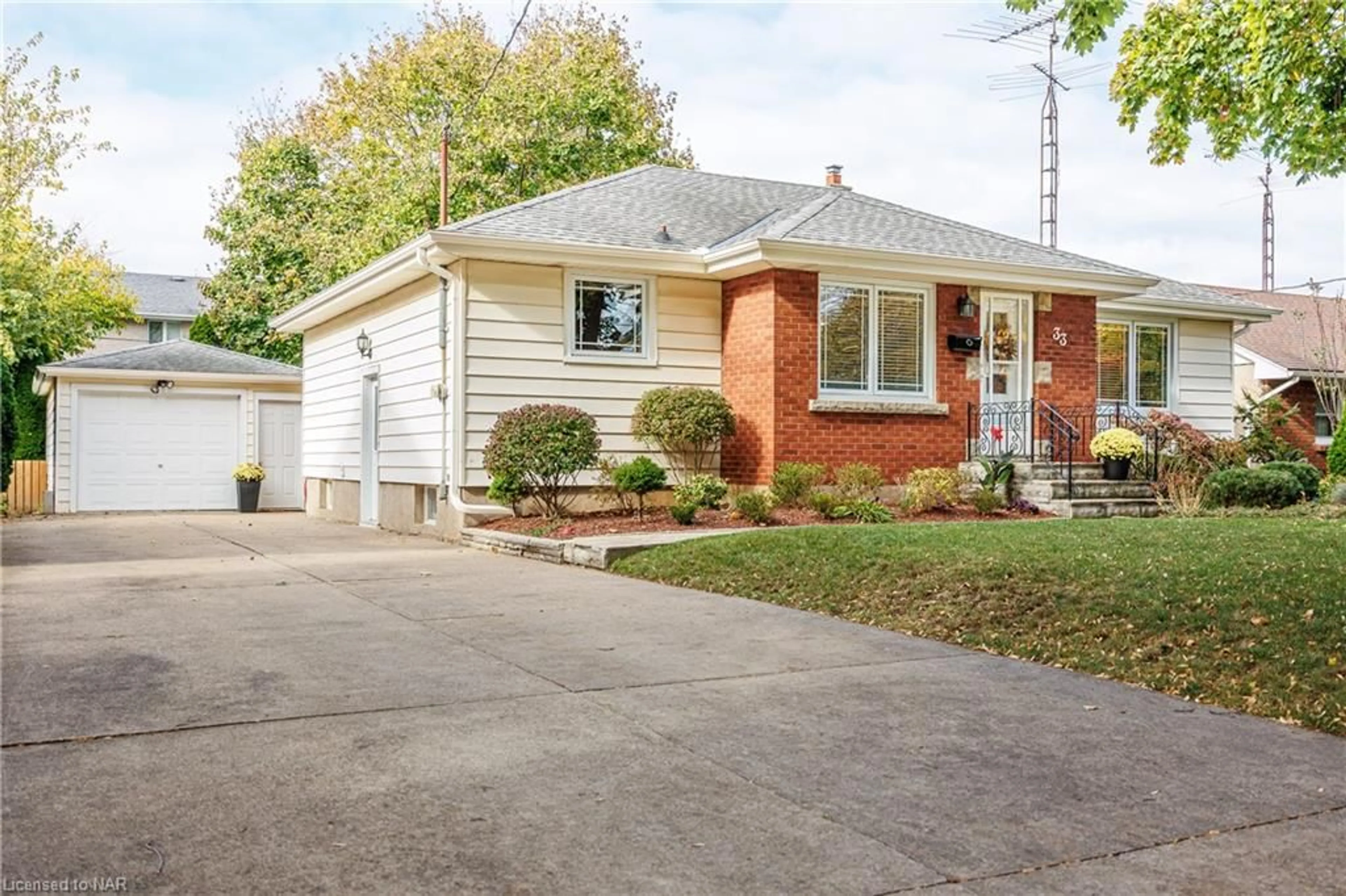 Frontside or backside of a home, the street view for 33 Patricia Dr, St. Catharines Ontario L2M 4P2