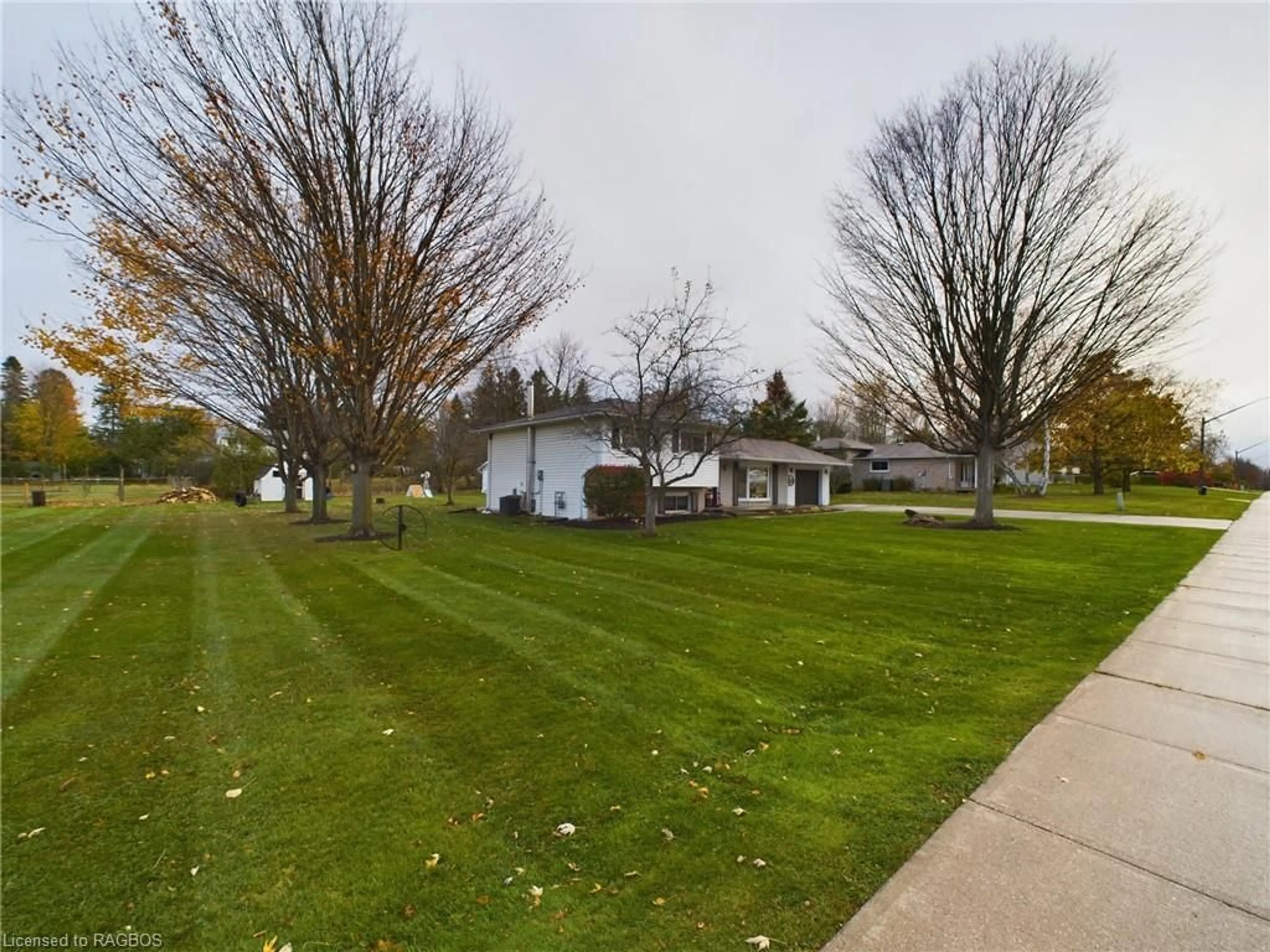 Frontside or backside of a home, the street view for 10 Smith St, Tiverton Ontario N0G 2T0