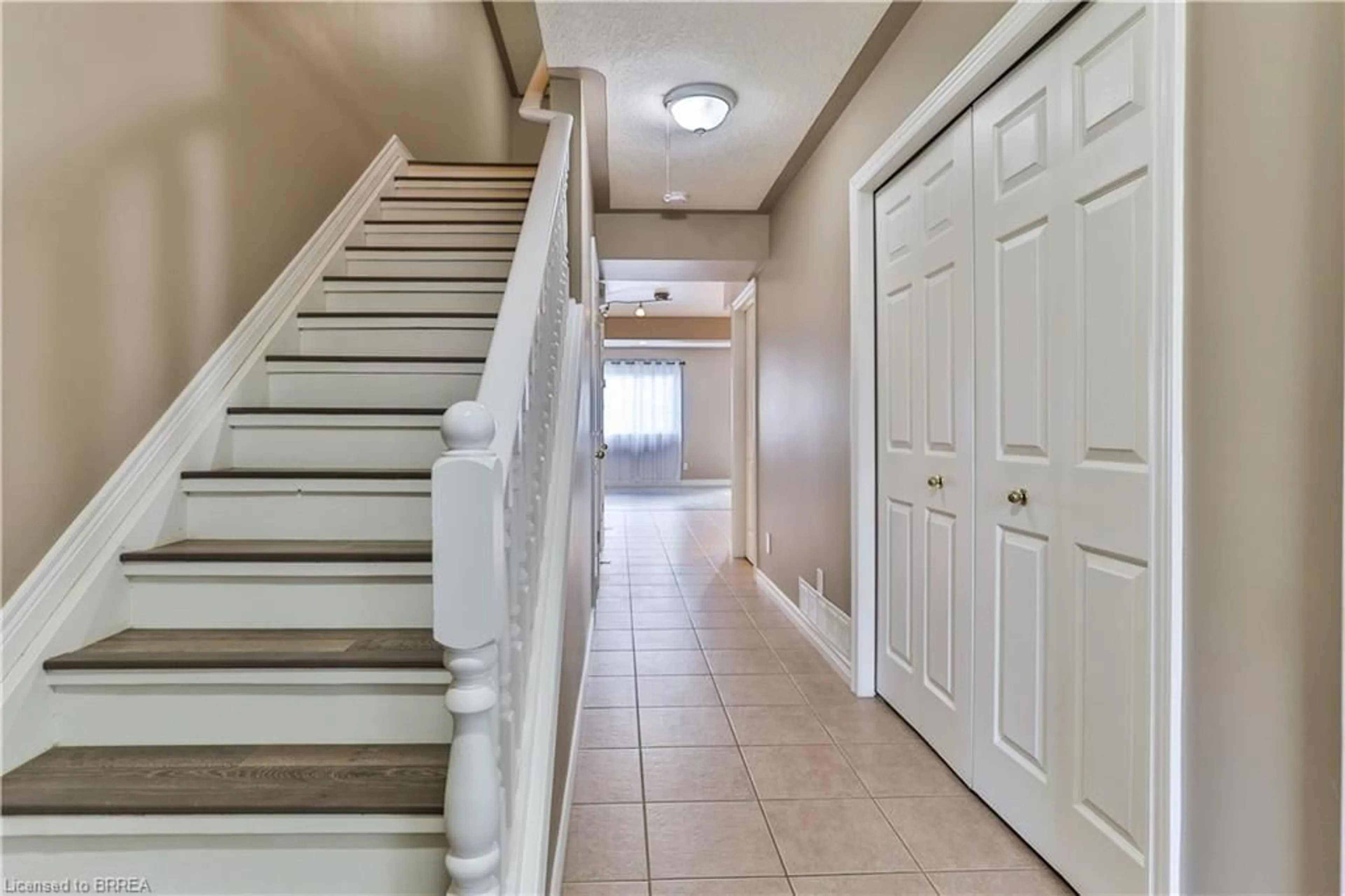 Indoor entryway, carpet floors for 270 Grand River Ave, Brantford Ontario N3T 4Y4