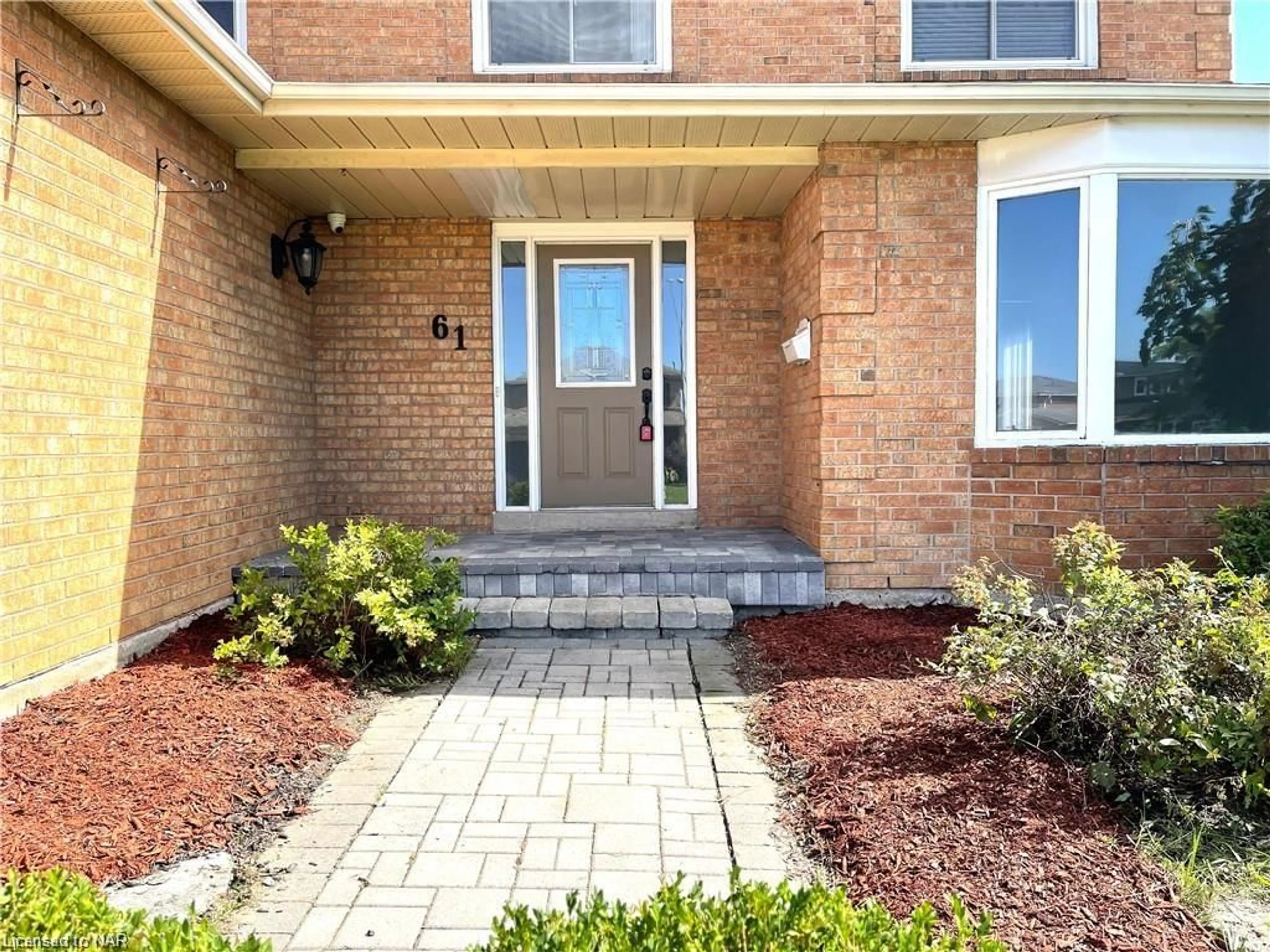 Home with brick exterior material for 61 Barbican Trail, St. Catharines Ontario L2T 4A7