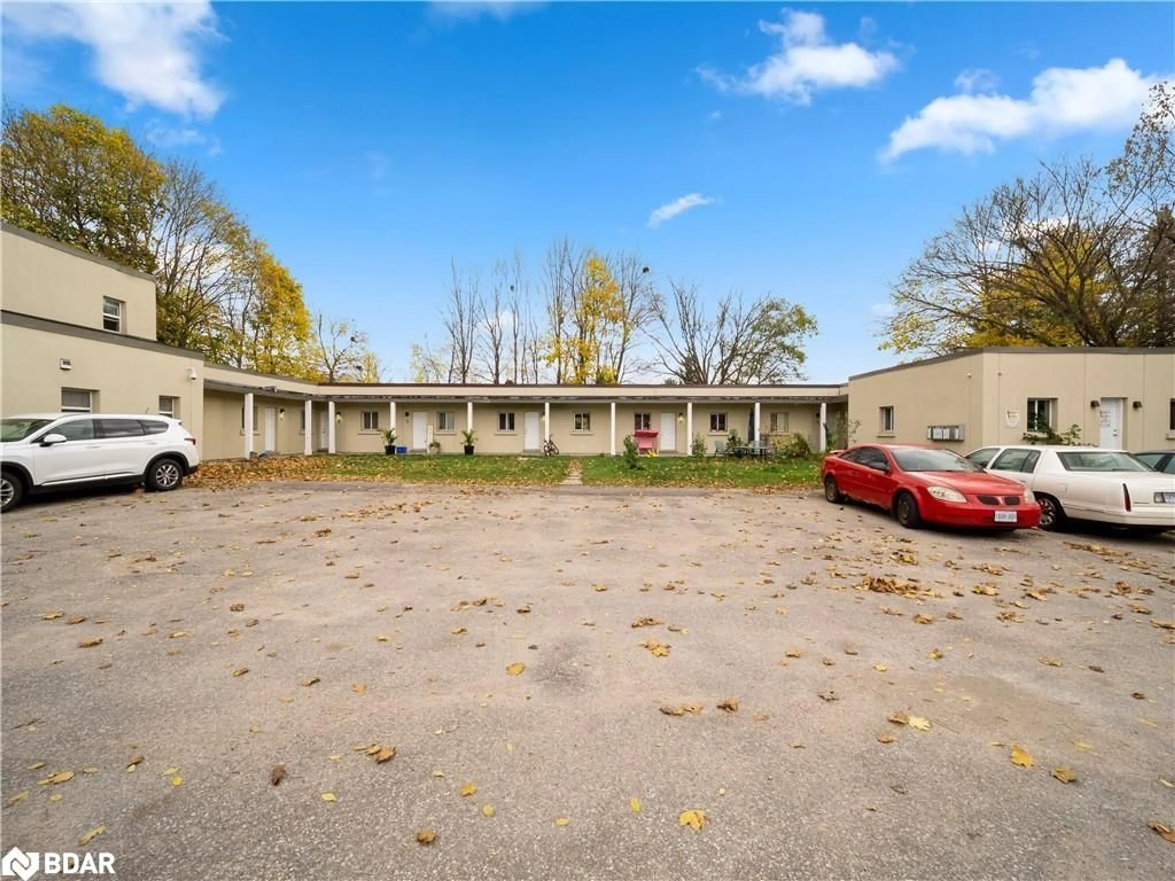 A pic from exterior of the house or condo, the front or back of building for 320 Laclie St, Orillia Ontario L3V 4P1