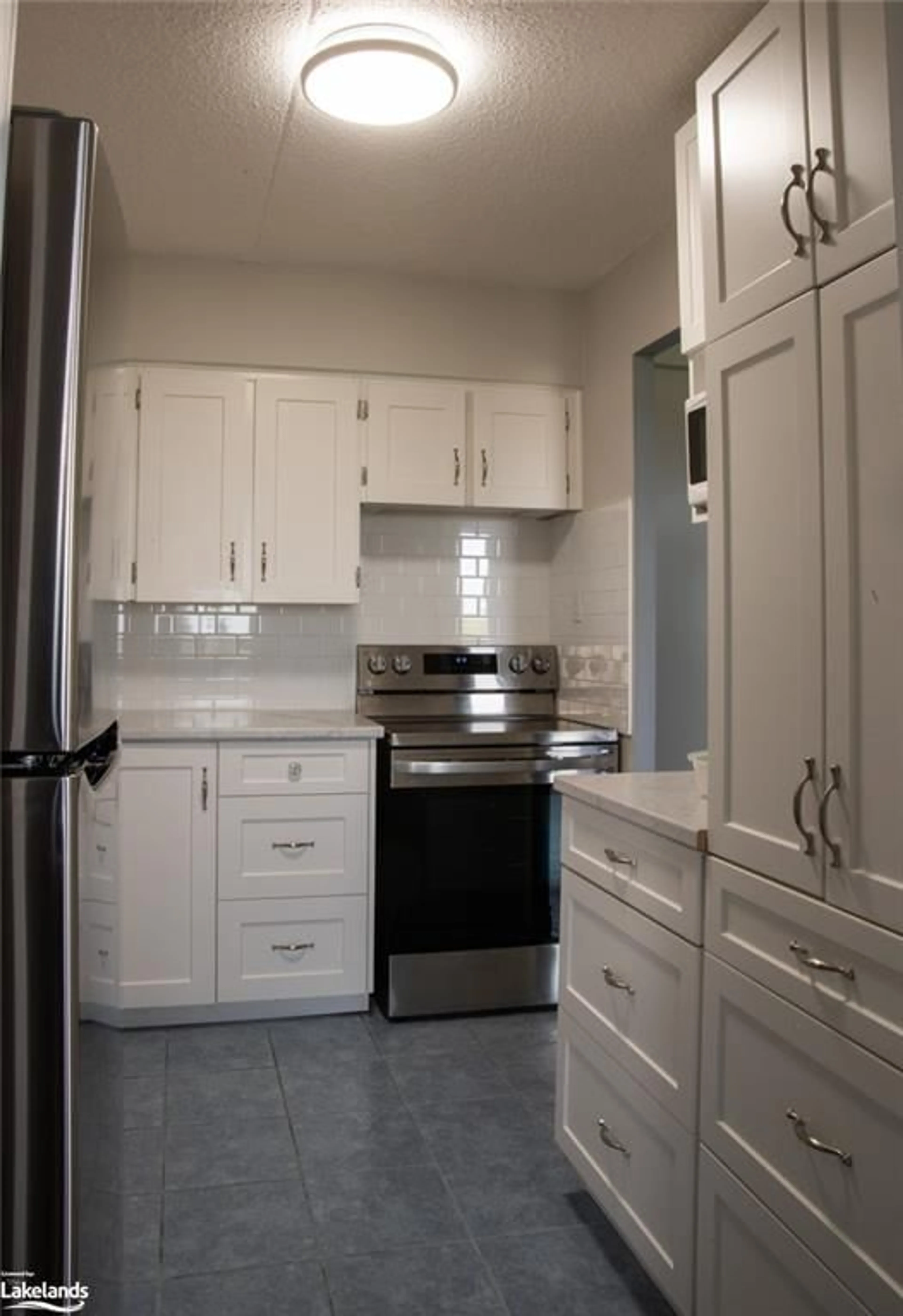 Standard kitchen for 460 Ontario St #403, Collingwood Ontario L9Y 4E5