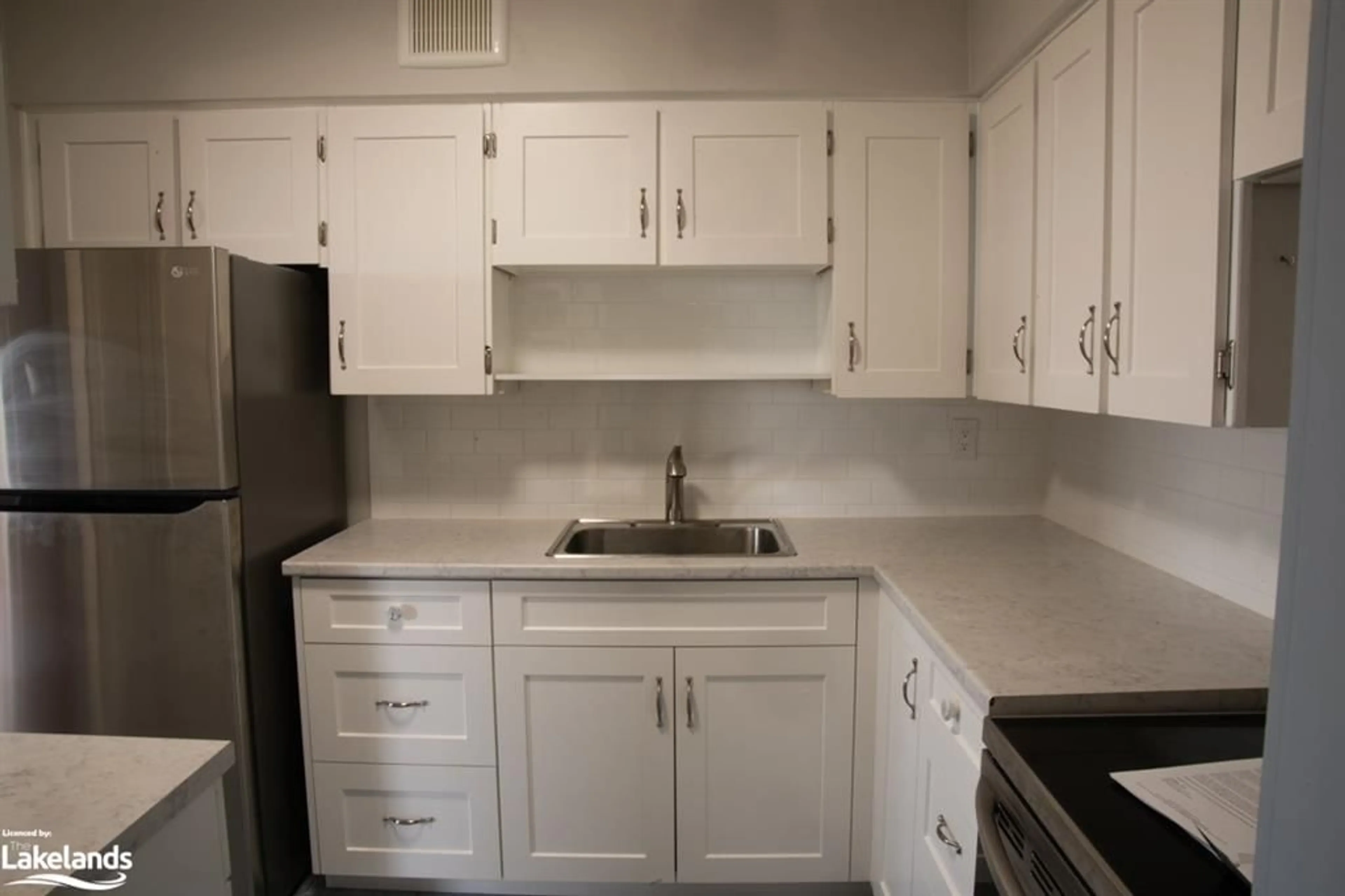 Standard kitchen for 460 Ontario St #403, Collingwood Ontario L9Y 4E5
