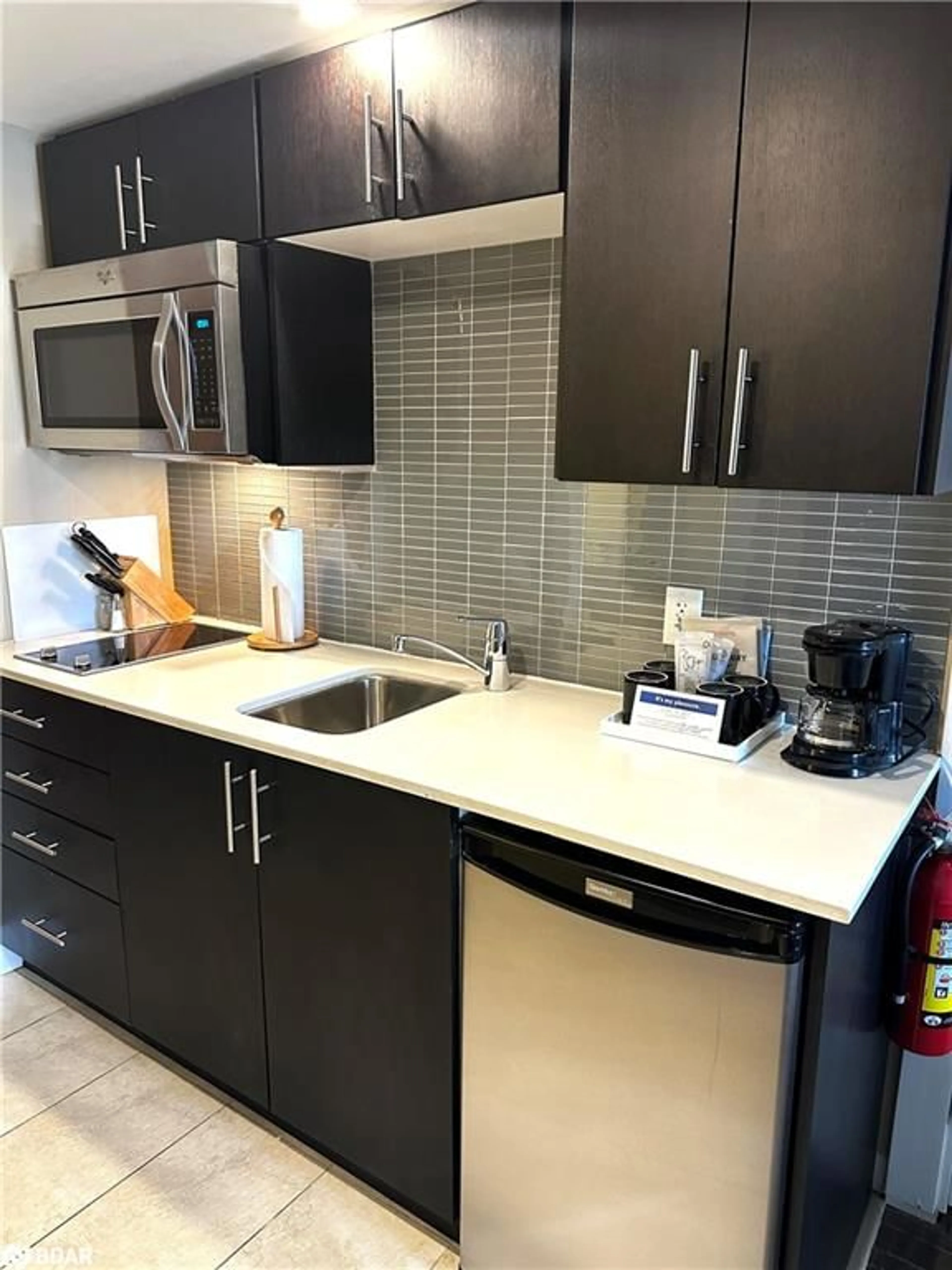 Standard kitchen for 9 Harbour St #3112/3114, Collingwood Ontario L9Y 5B5