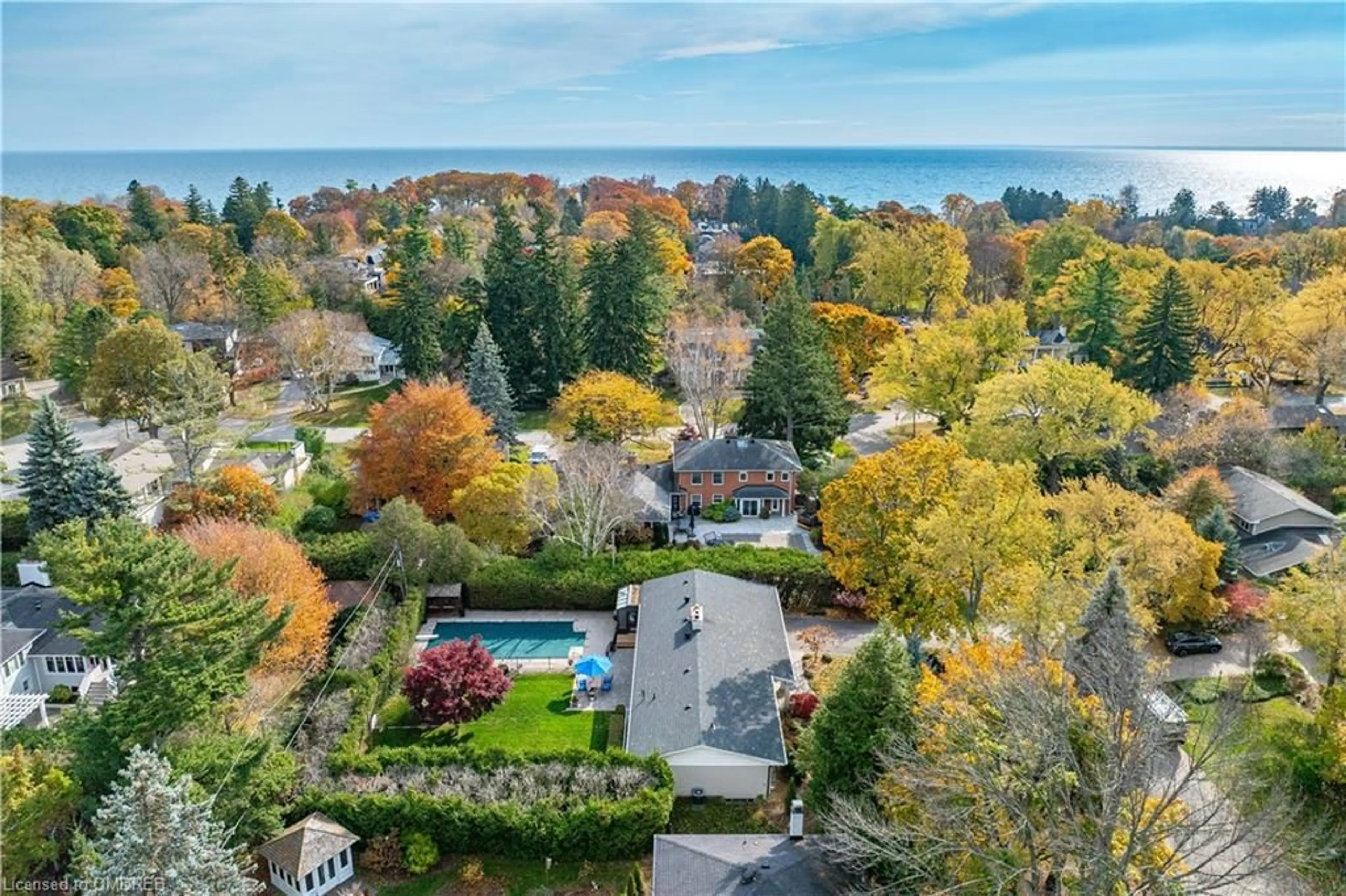 A pic from exterior of the house or condo, the fenced backyard for 137 Dornie Rd, Oakville Ontario L6J 4N7